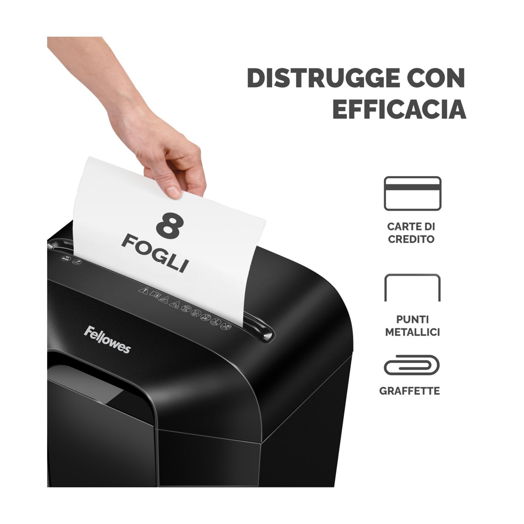 Main insère du papier "8 FOGLI" dans une déchiqueteuse Fellowes noire.