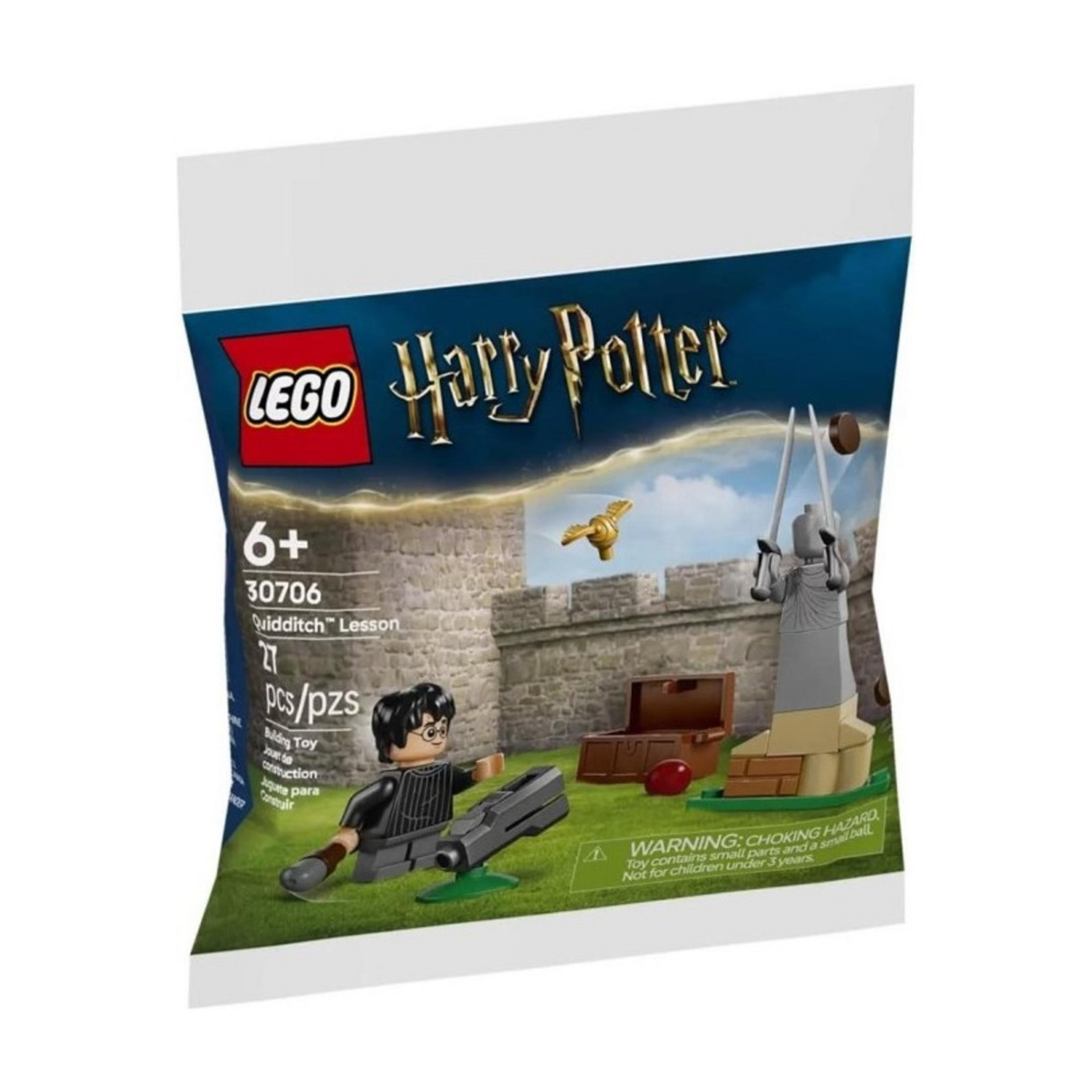Zestaw Lego Harry Potter Quidditch pokazuje Harry'ego, miotłę, skrzynię i bramkę.