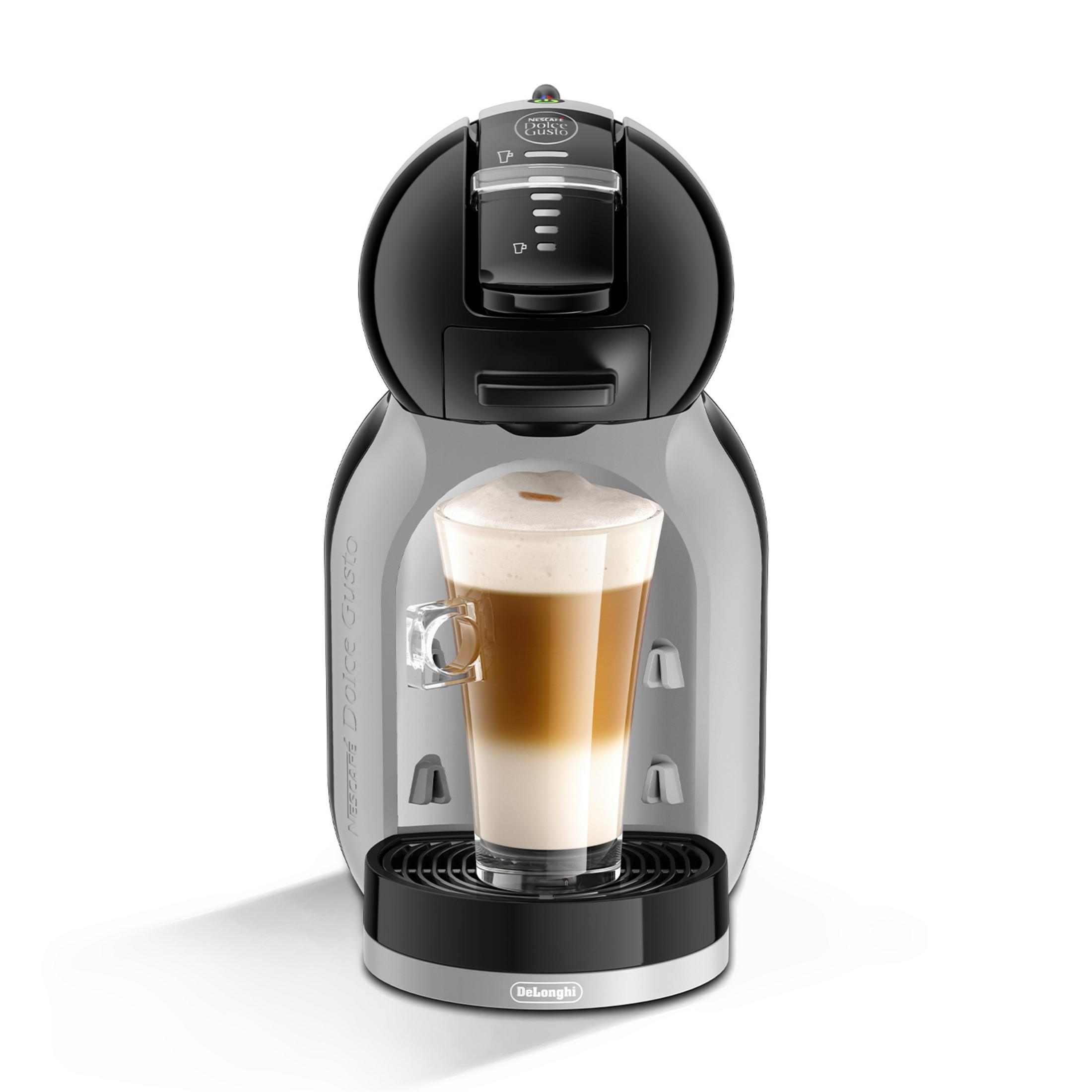 Una cafetera con un vaso de latte macchiato.