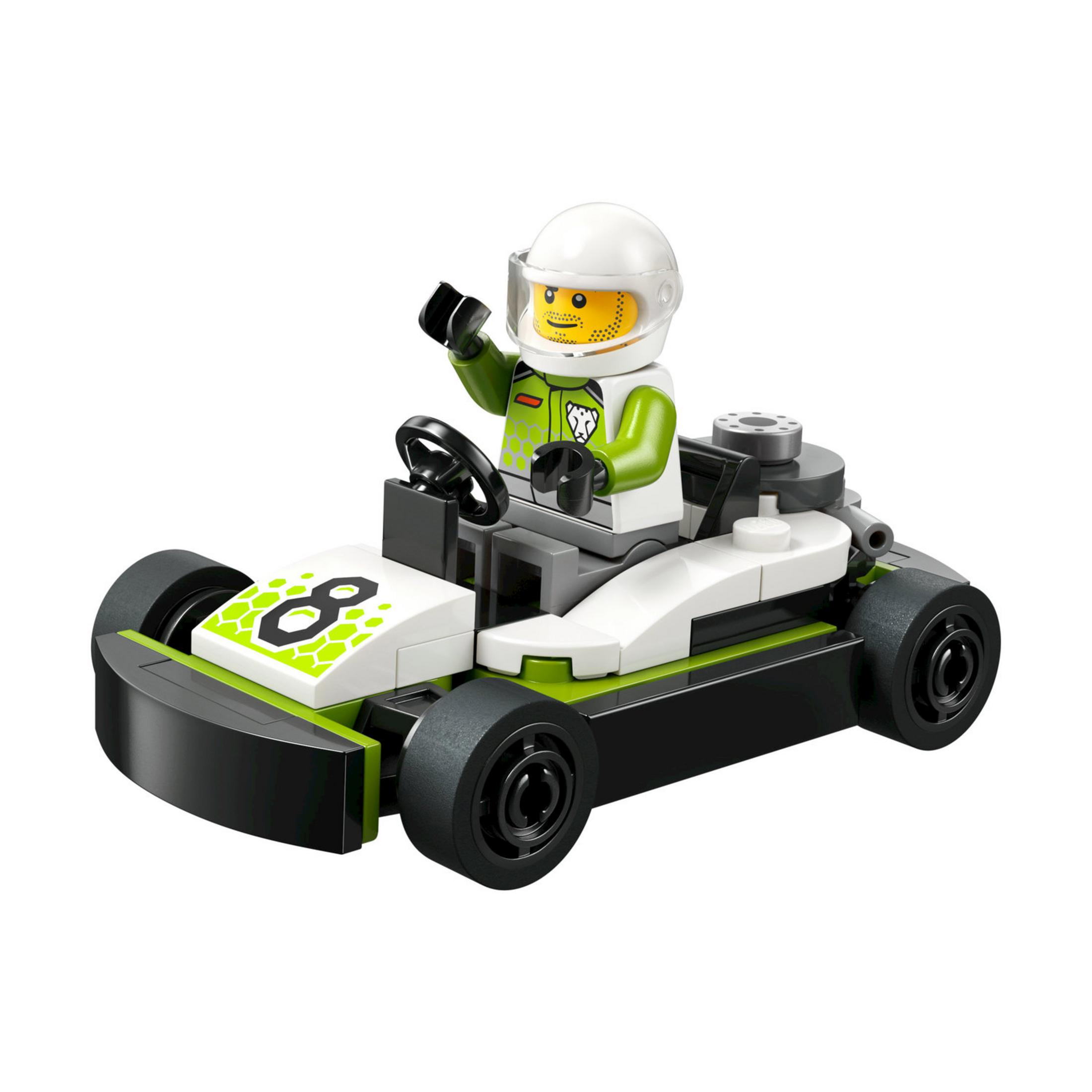 Un conductor de Lego con casco blanco se sienta en un go-kart blanco y verde con el número 8.
