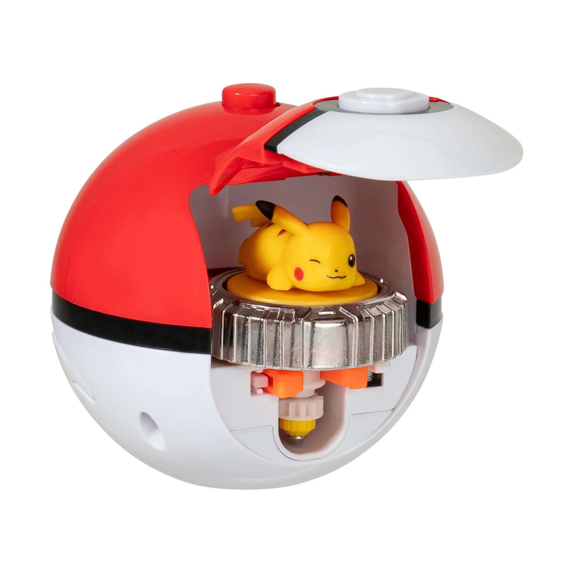 Statua di Pikachu all'interno di un giocattolo Pokeball rosso e bianco aperto con ingranaggi.