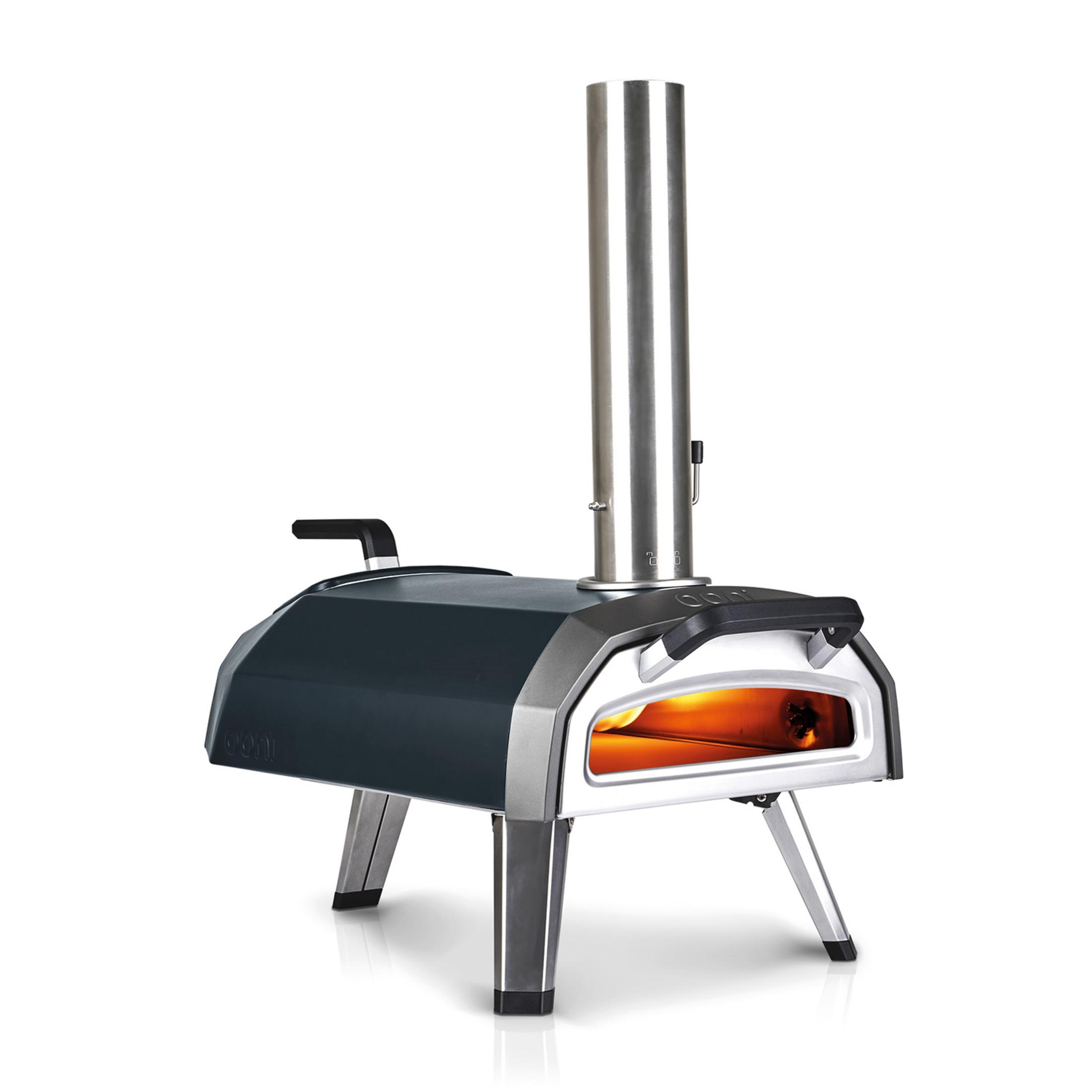 Un forno per pizza scuro con camino in acciaio inox e interno illuminato.
