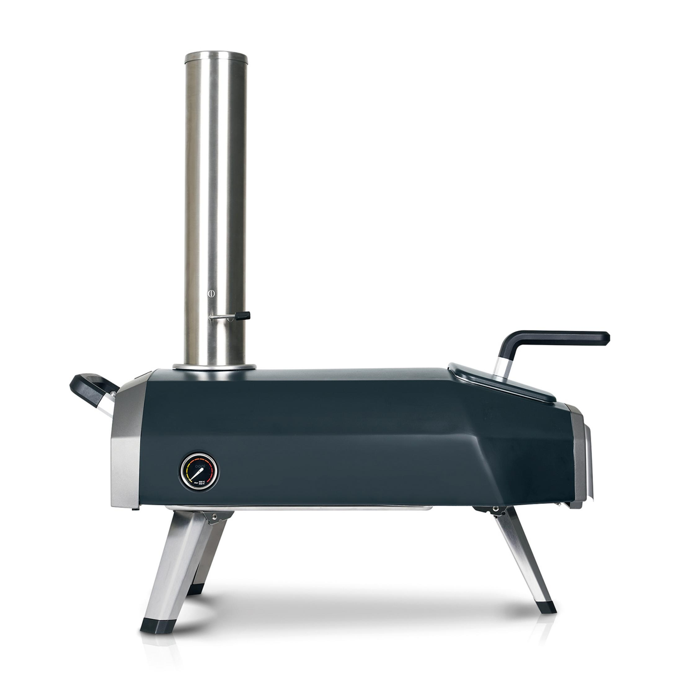 Un forno per pizza scuro con camino in acciaio inox e termometro su gambe argentate.