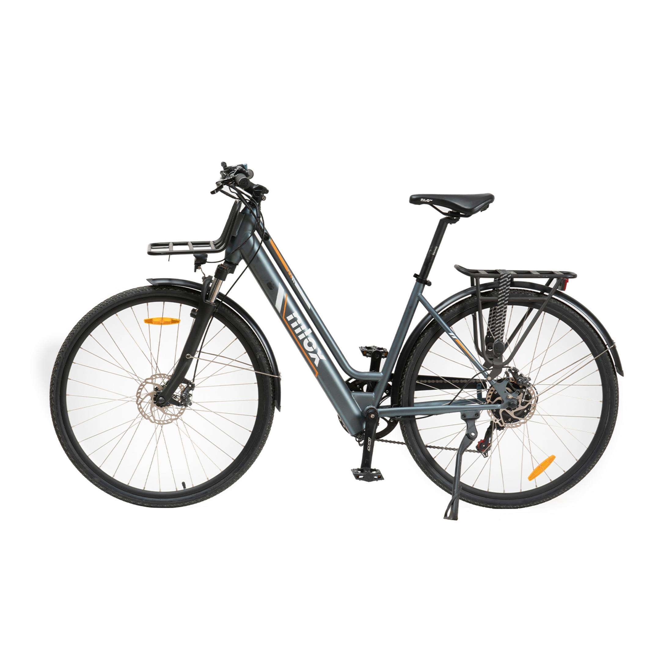 Bicicletta grigia con portapacchi anteriore e posteriore, freni a disco.