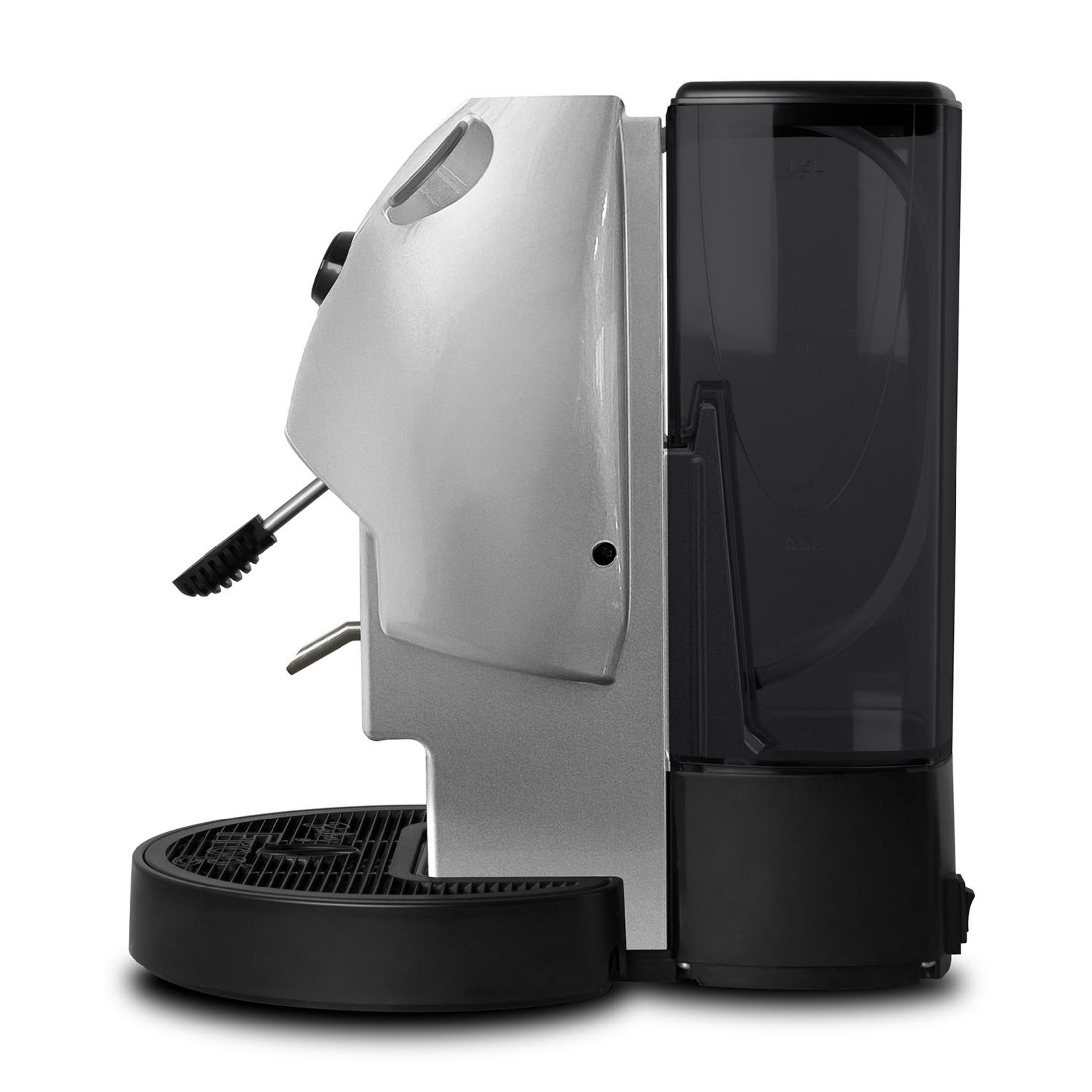 Srebrna maszyna do kawy z czarnym zbiornikiem na wodę i tacką.