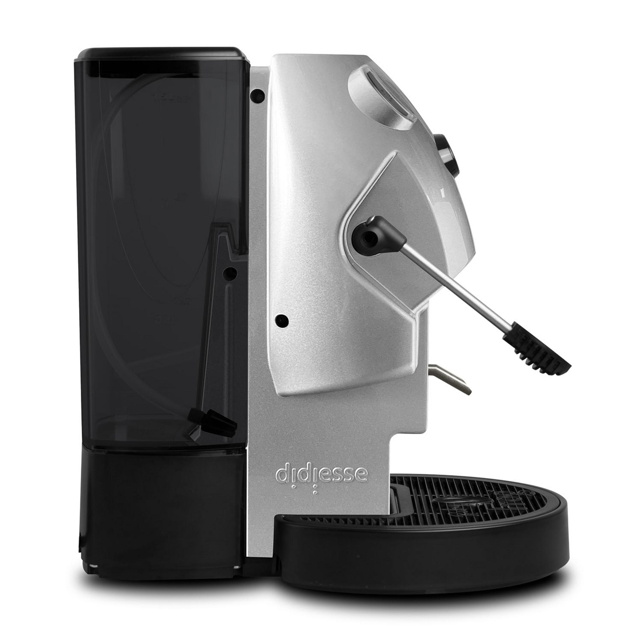 Srebrna ekspres do kawy z czarnym zbiornikiem na wodę i tacką ociekową.