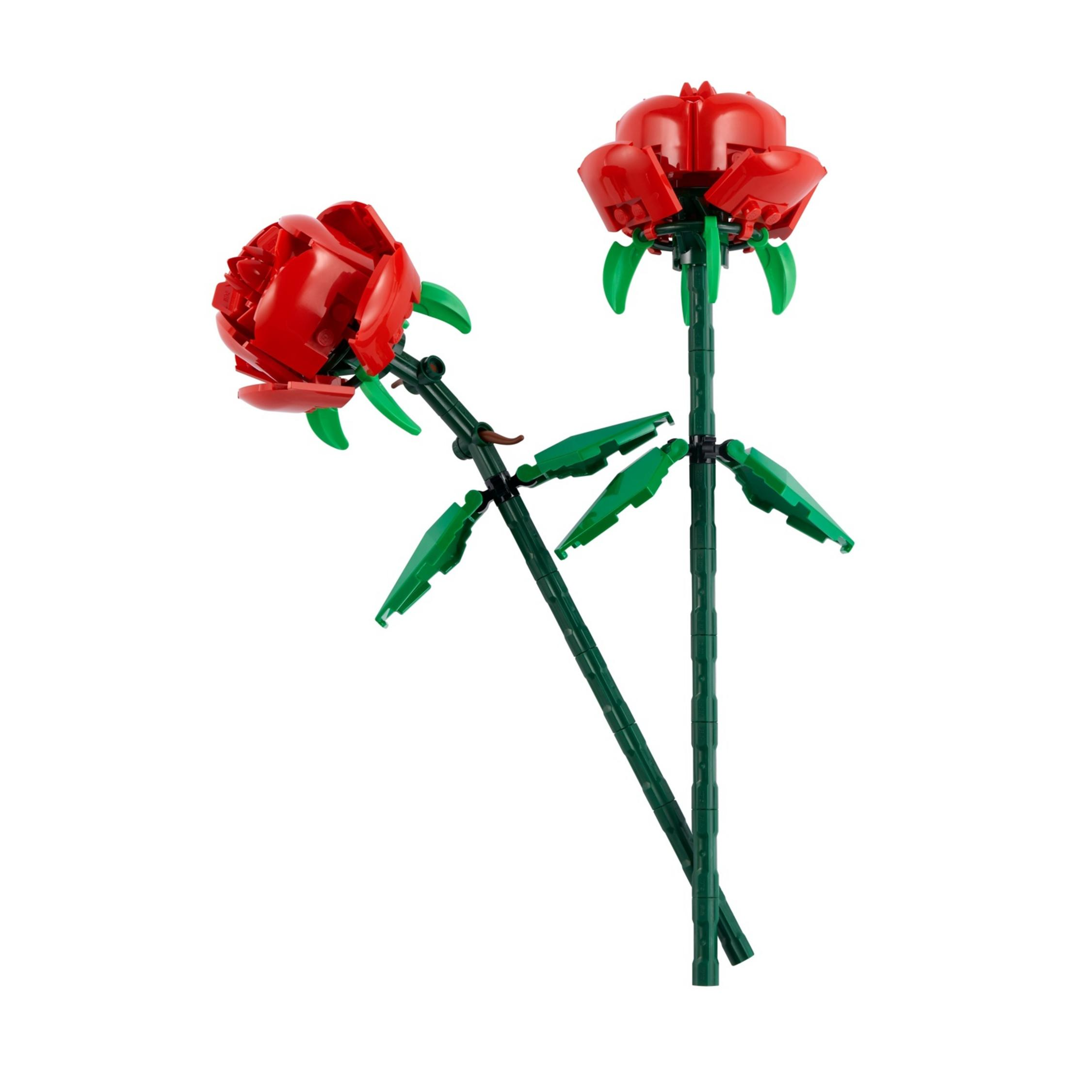 Dos rosas rojas de Lego con hojas y tallos verdes sobre fondo blanco.