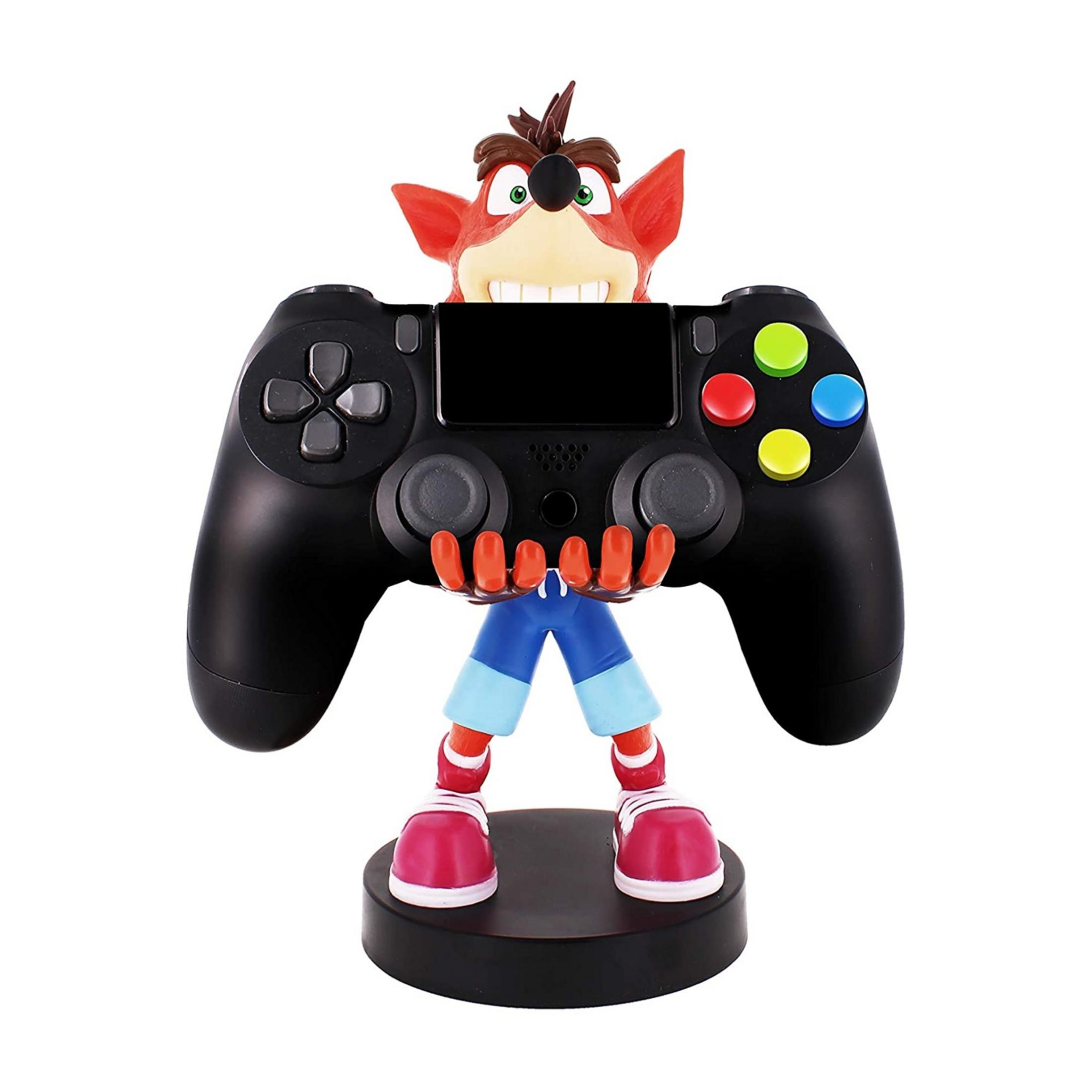 Una figura di Crash Bandicoot che tiene un controller nero con pulsanti colorati.