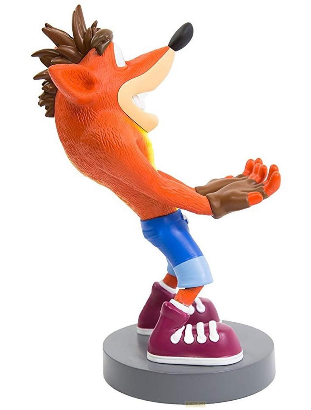 Una figura arancione di un bandicoot antropomorfo con pantaloncini blu e scarpe viola su una base grigia.