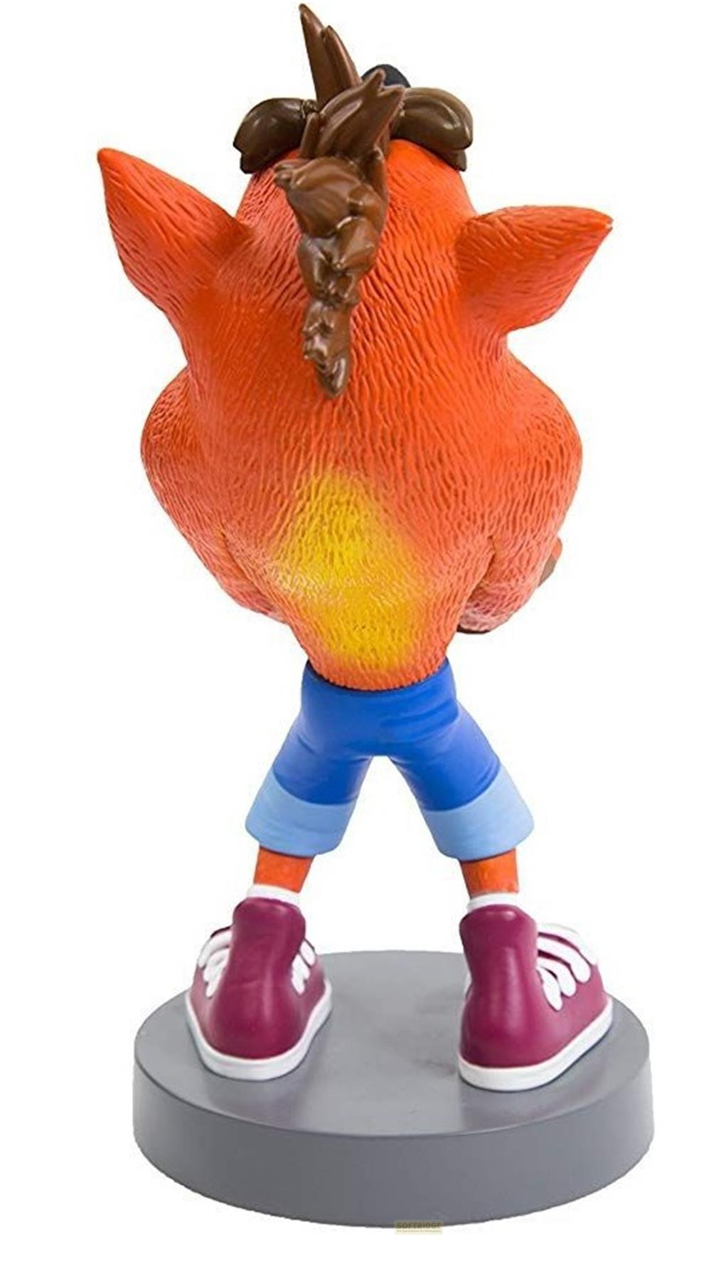 Figura arancione con capelli castani, pantaloncini blu e scarpe viola su piedistallo.