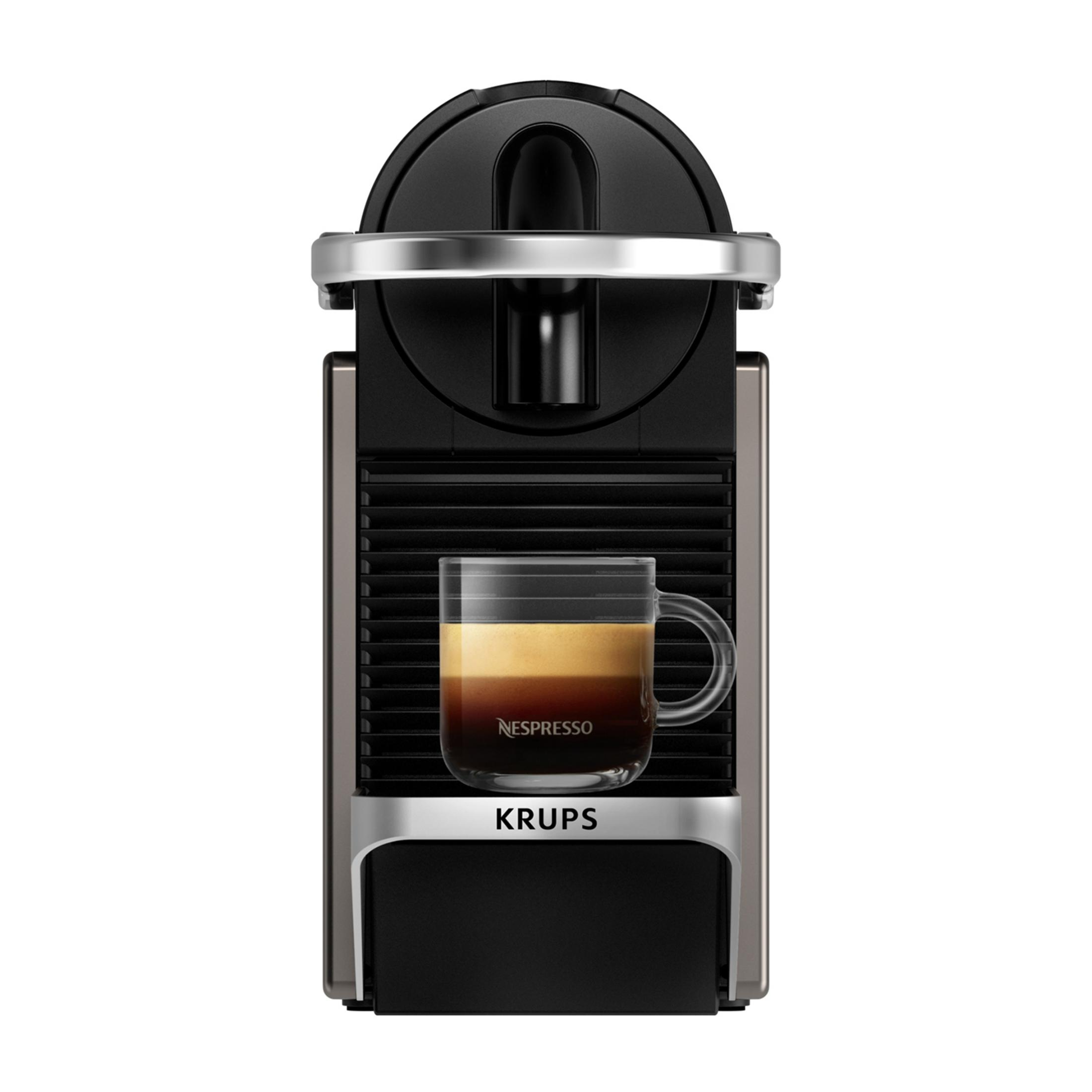 Kaffeemaschine mit einer Tasse Espresso mit drei Schichten und Nespresso-Logo.