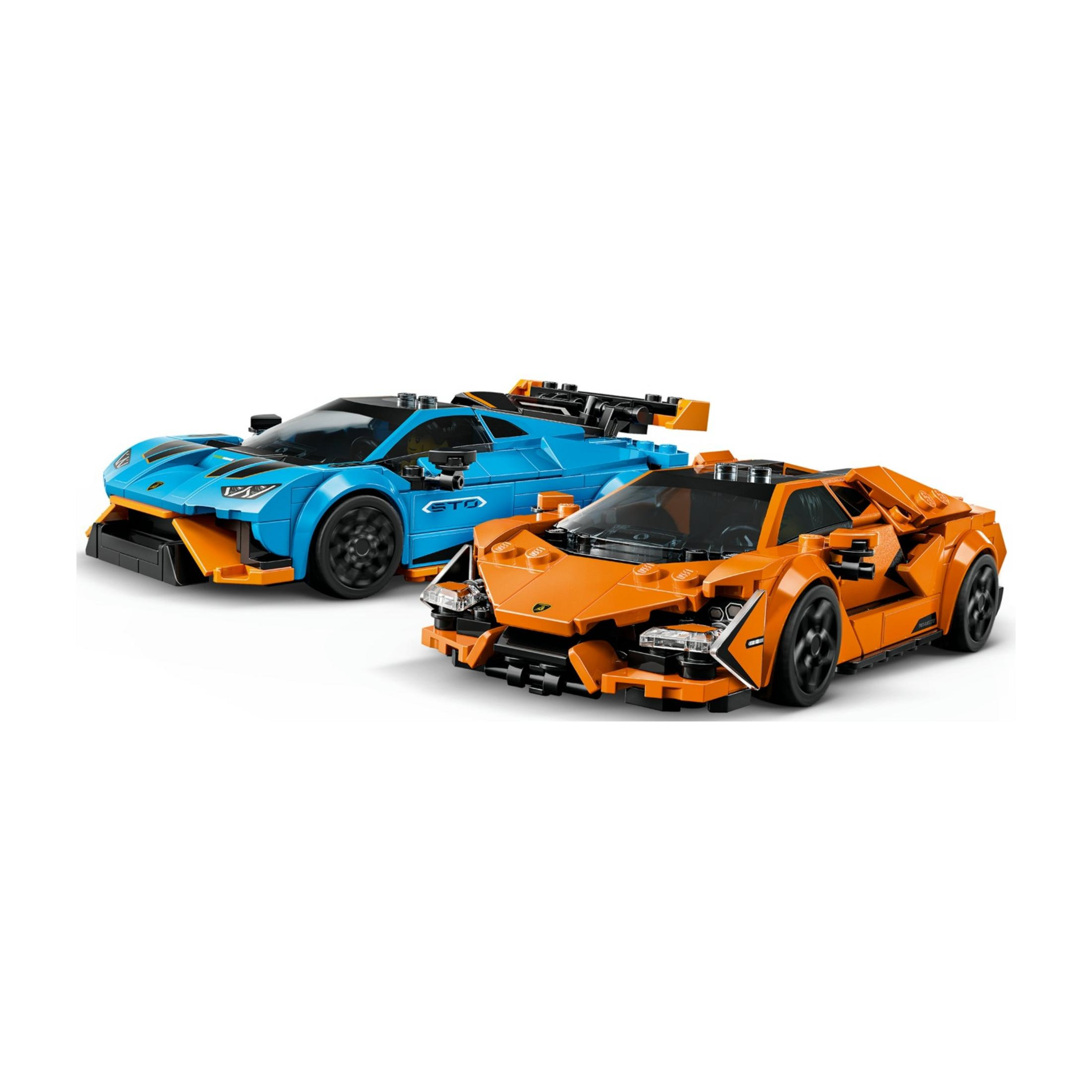 Dwa samochody sportowe Lego, jeden niebieski i jeden pomarańczowy, stoją obok siebie.