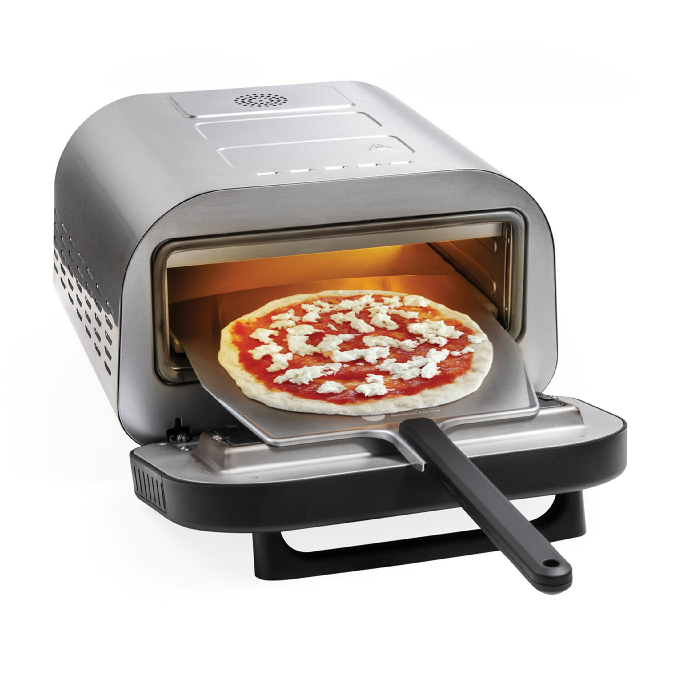 Ein Pizzaofen mit einer unfertigen Pizza auf einem Pizzaschieber.