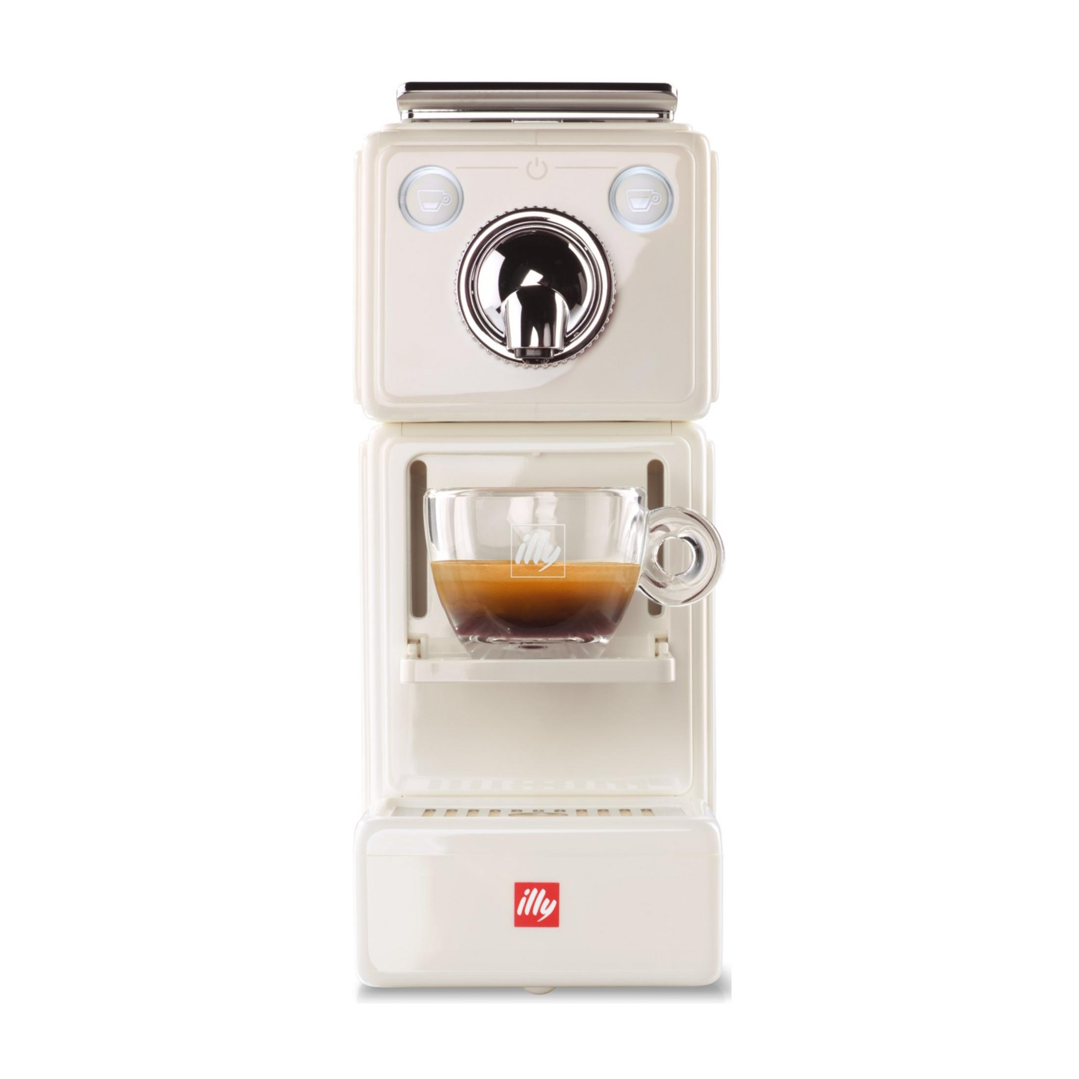 Una macchina da caffè bianca con un bicchiere di espresso e il logo Illy.