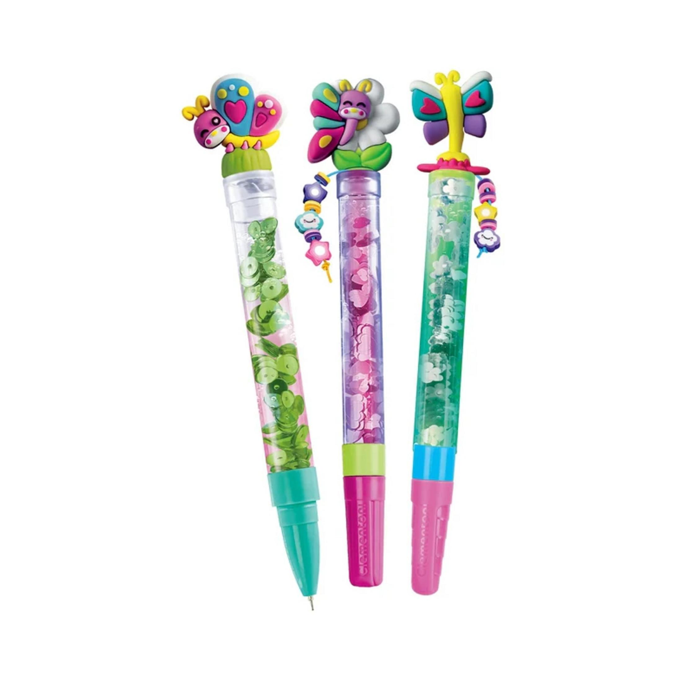 Trzy długopisy z motylkami na górze i brokatem w środku.