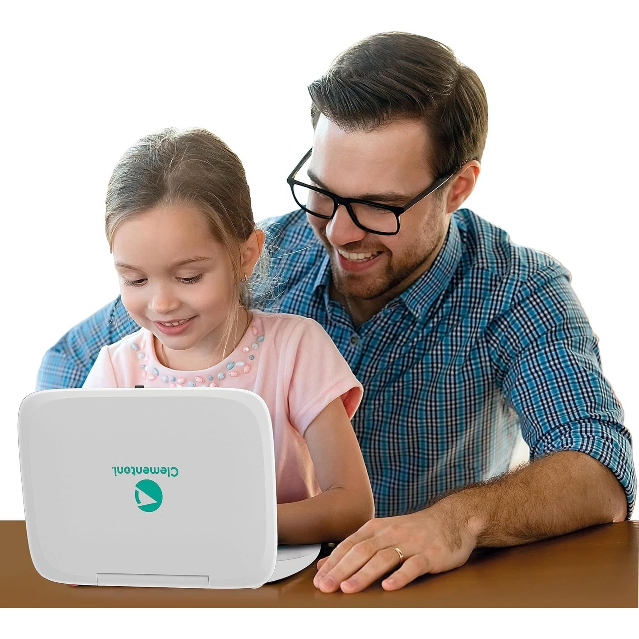 Un uomo con occhiali e una bambina guardano un laptop bianco su un tavolo di legno.