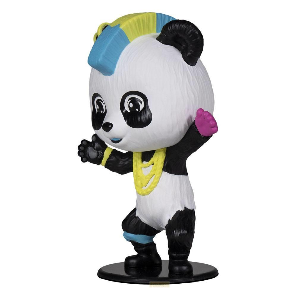 Une figurine panda avec une crête bleu et jaune, une écharpe jaune et une main rose.
