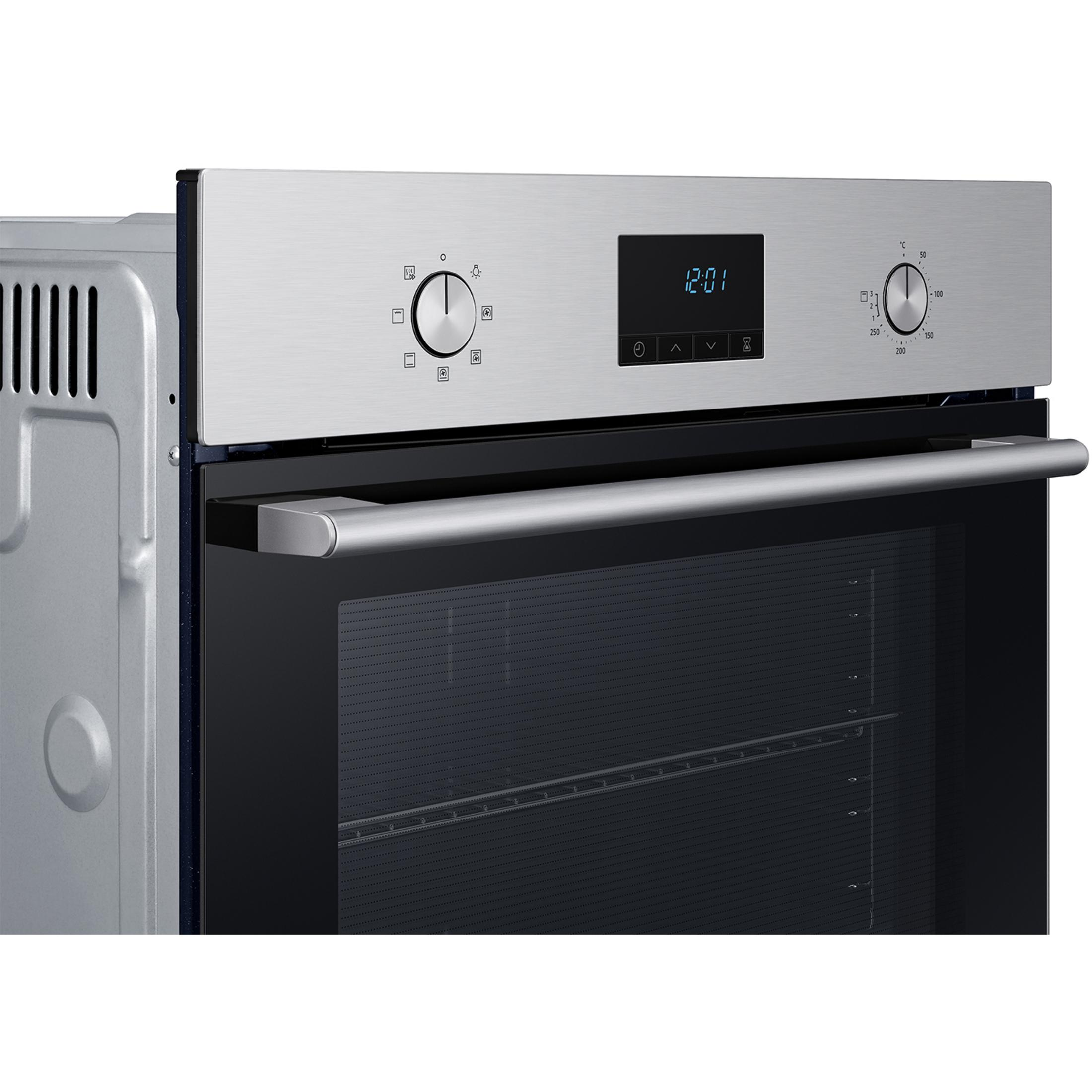 Forno da incasso in acciaio inox con display digitale e manopole. Porta in vetro nero.