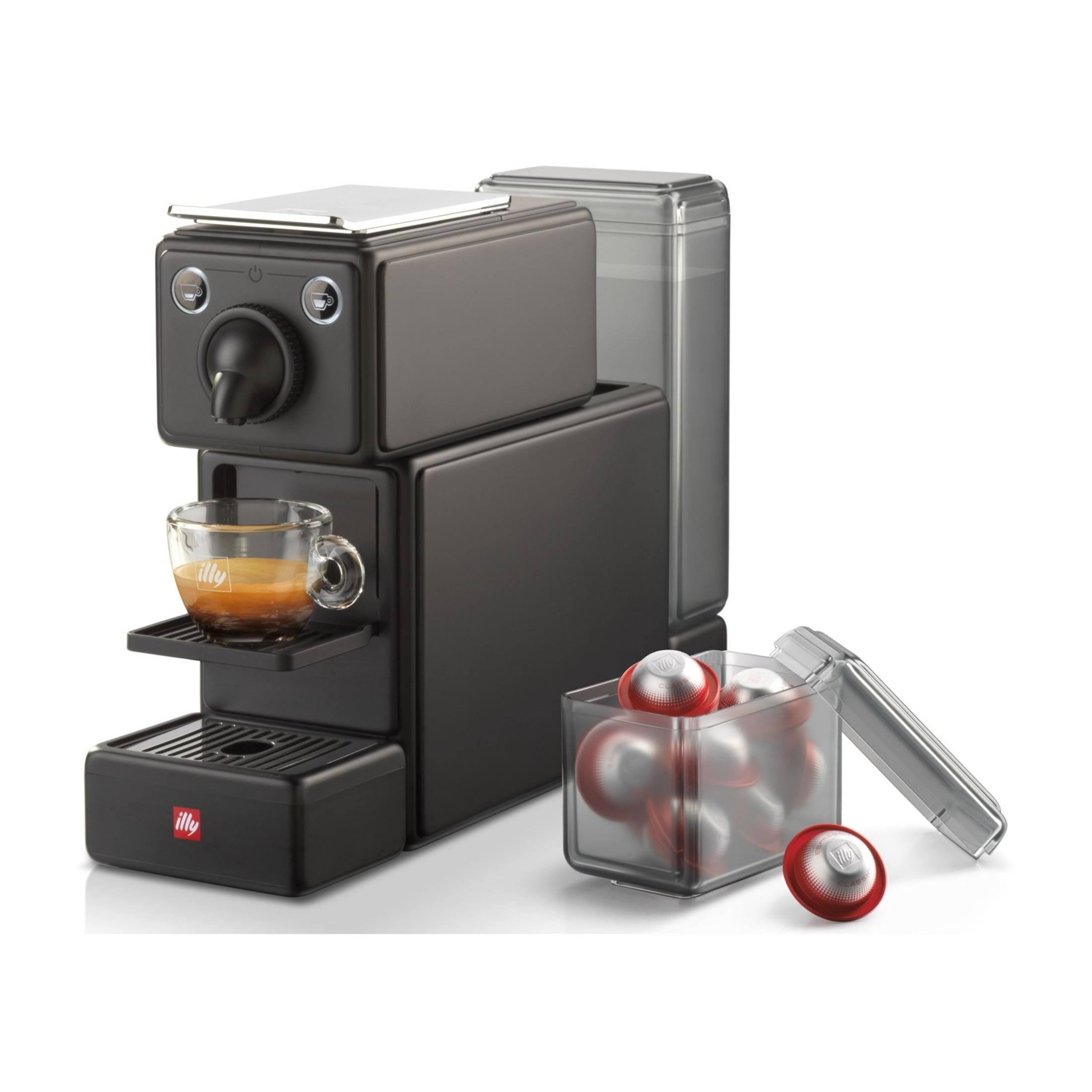 Eine schwarze Illy-Kaffeemaschine mit einer Tasse Espresso und Kapseln.
