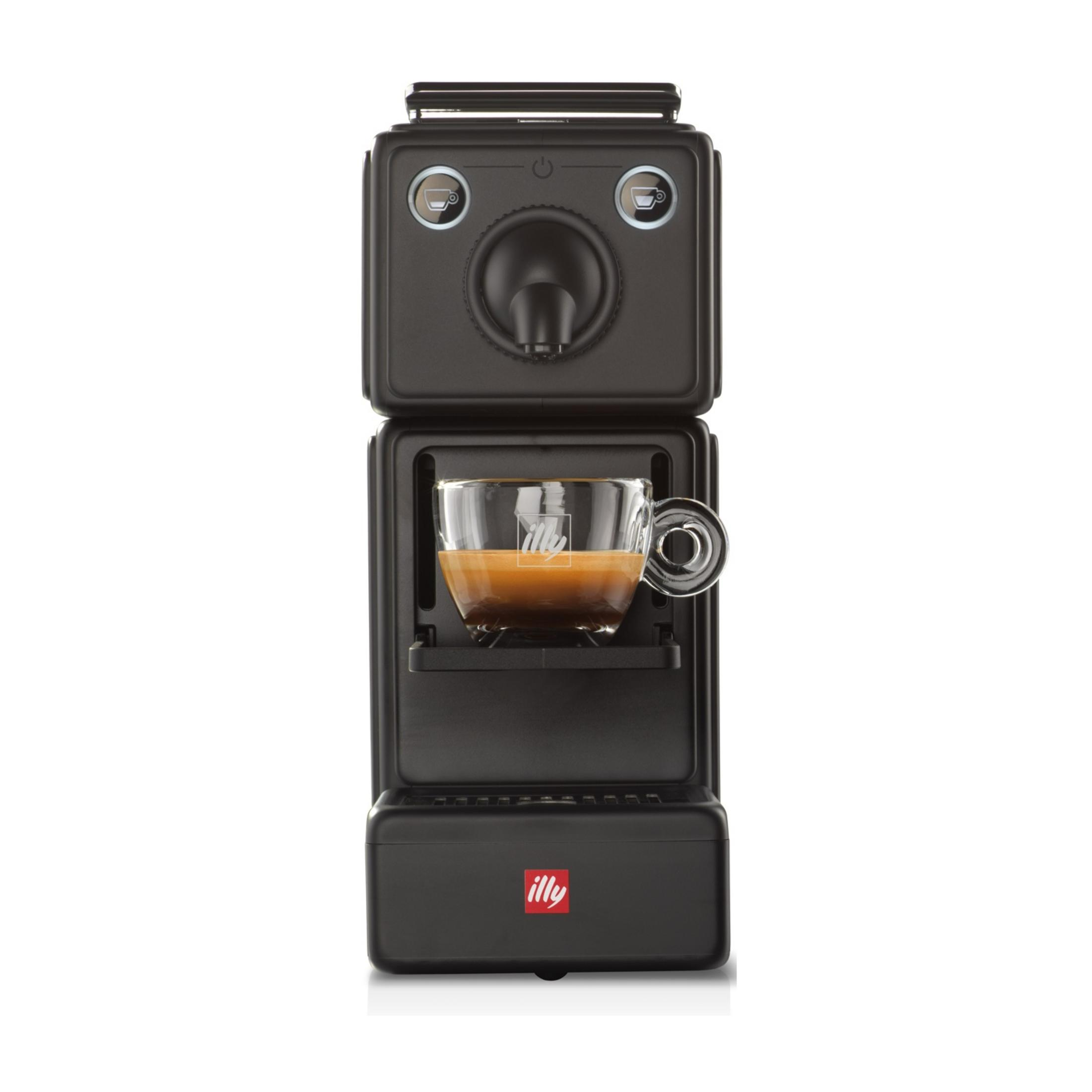 Eine schwarze Kaffeemaschine mit einer Tasse Espresso.