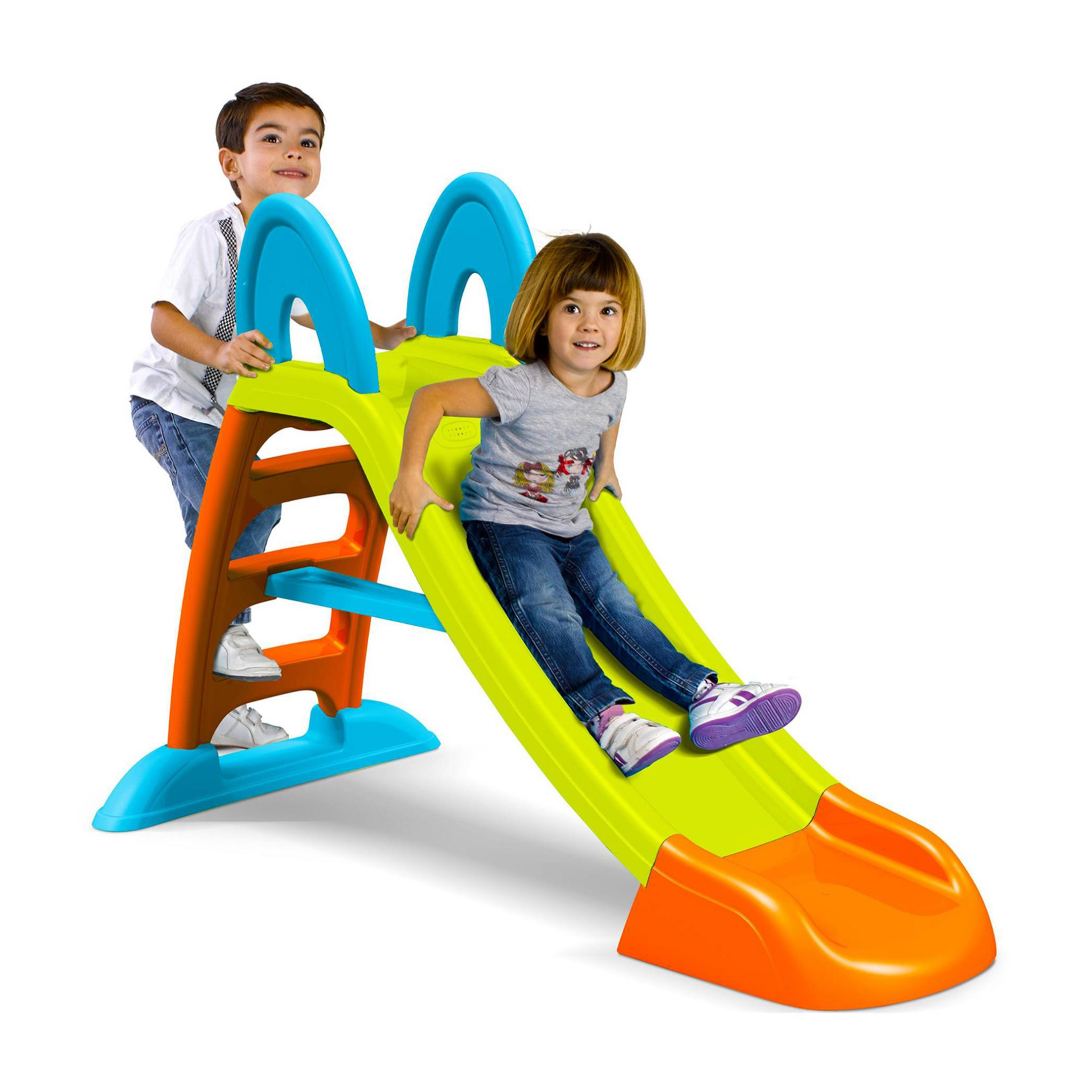 Due bambini su uno scivolo colorato. Un ragazzo sale, una bambina scivola.