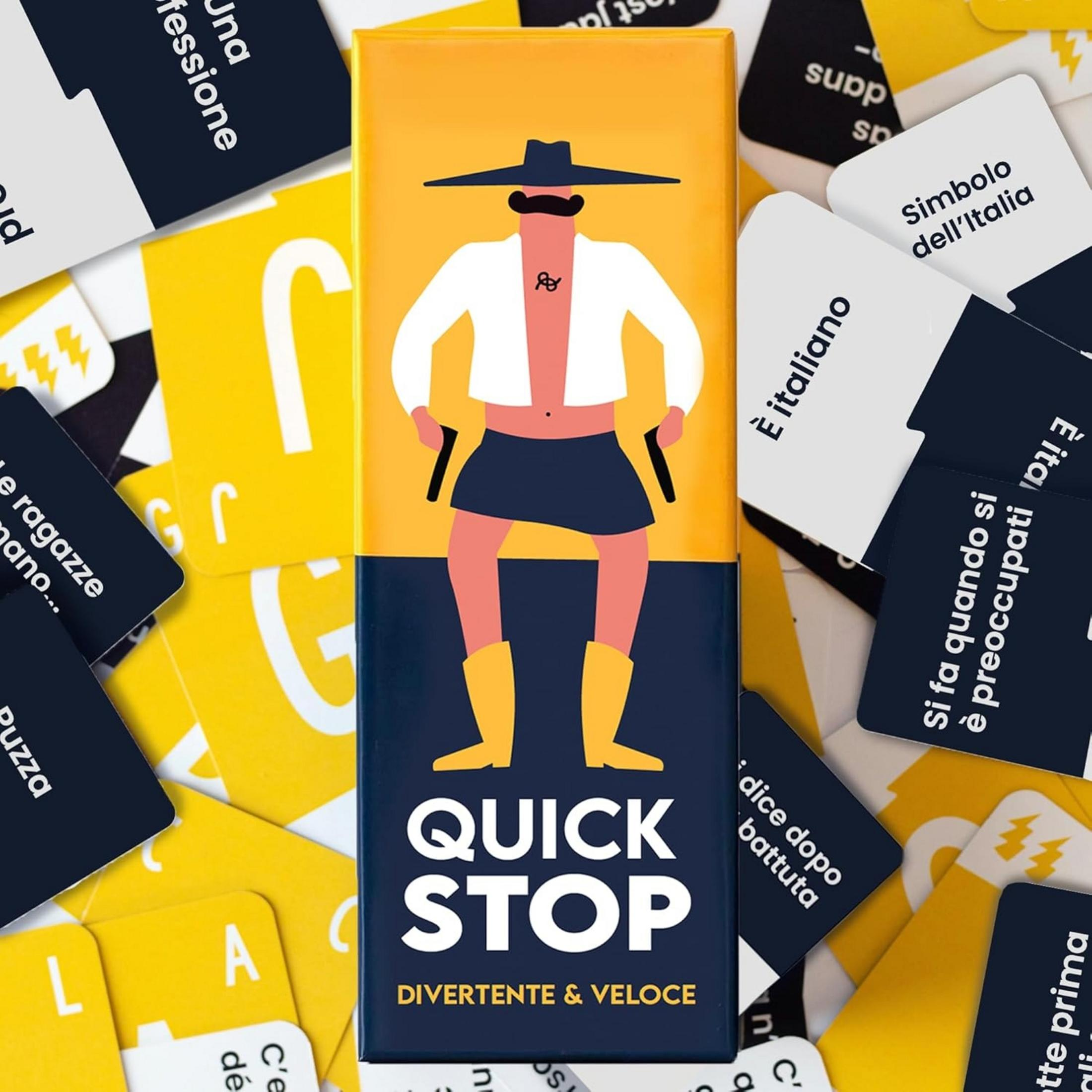Ein Spielkarton mit einer stilisierten Figur und Spielkarten.