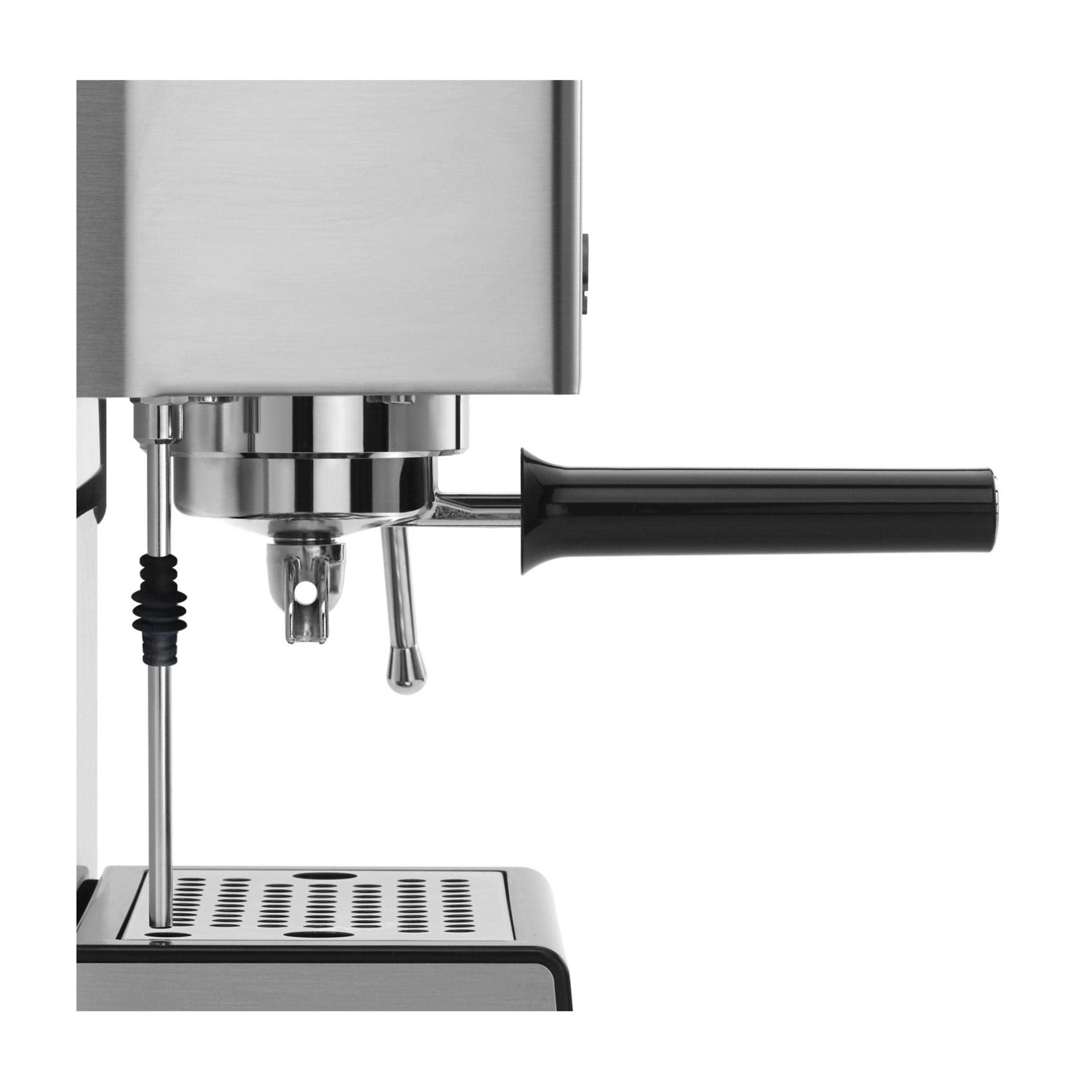 Srebrna ekspres do kawy z czarną rączką i tacką ociekową.