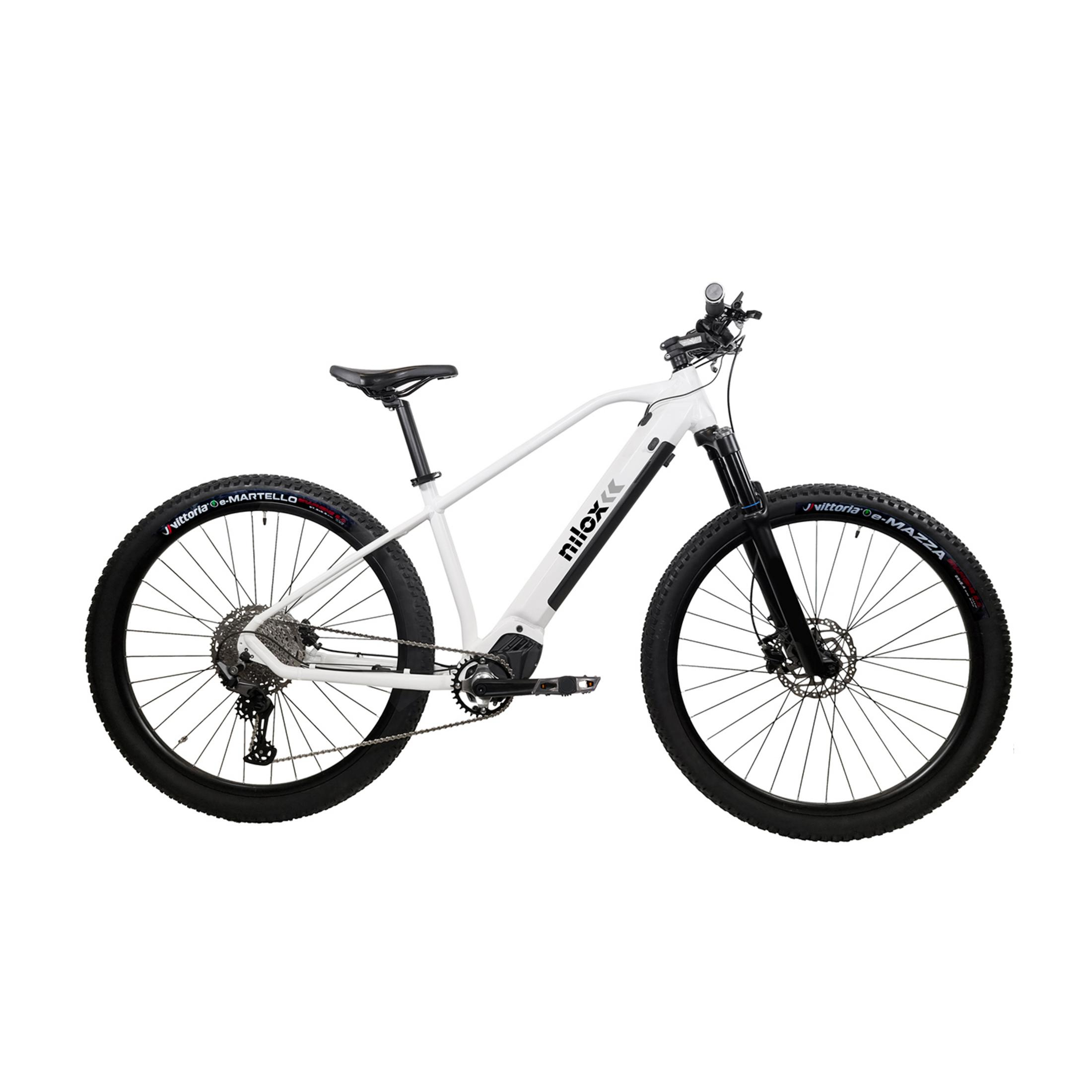 Una bici elettrica bianca con pneumatici, forcella e sella neri.