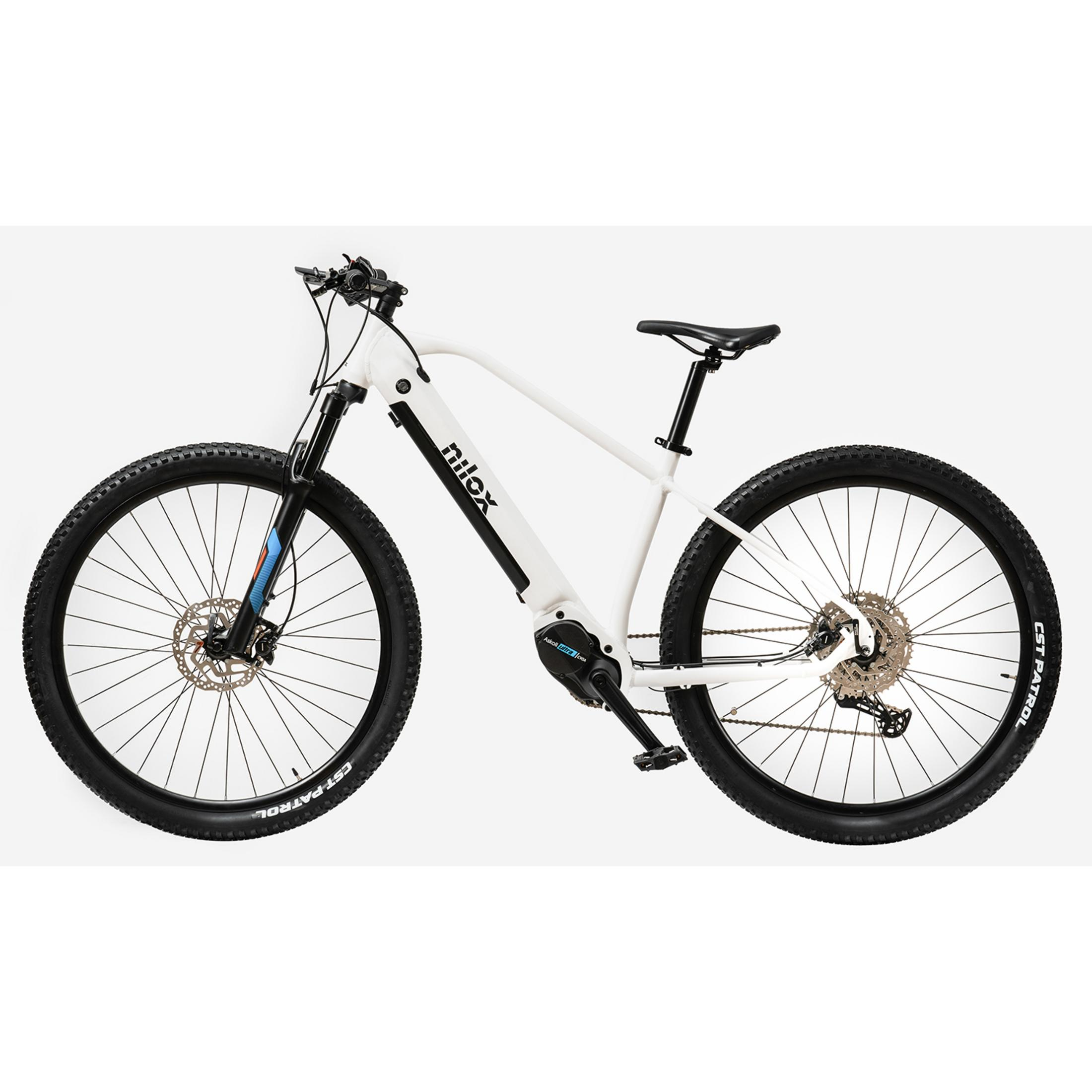 Una e-bike bianca con pneumatici e cerchi neri su sfondo bianco.