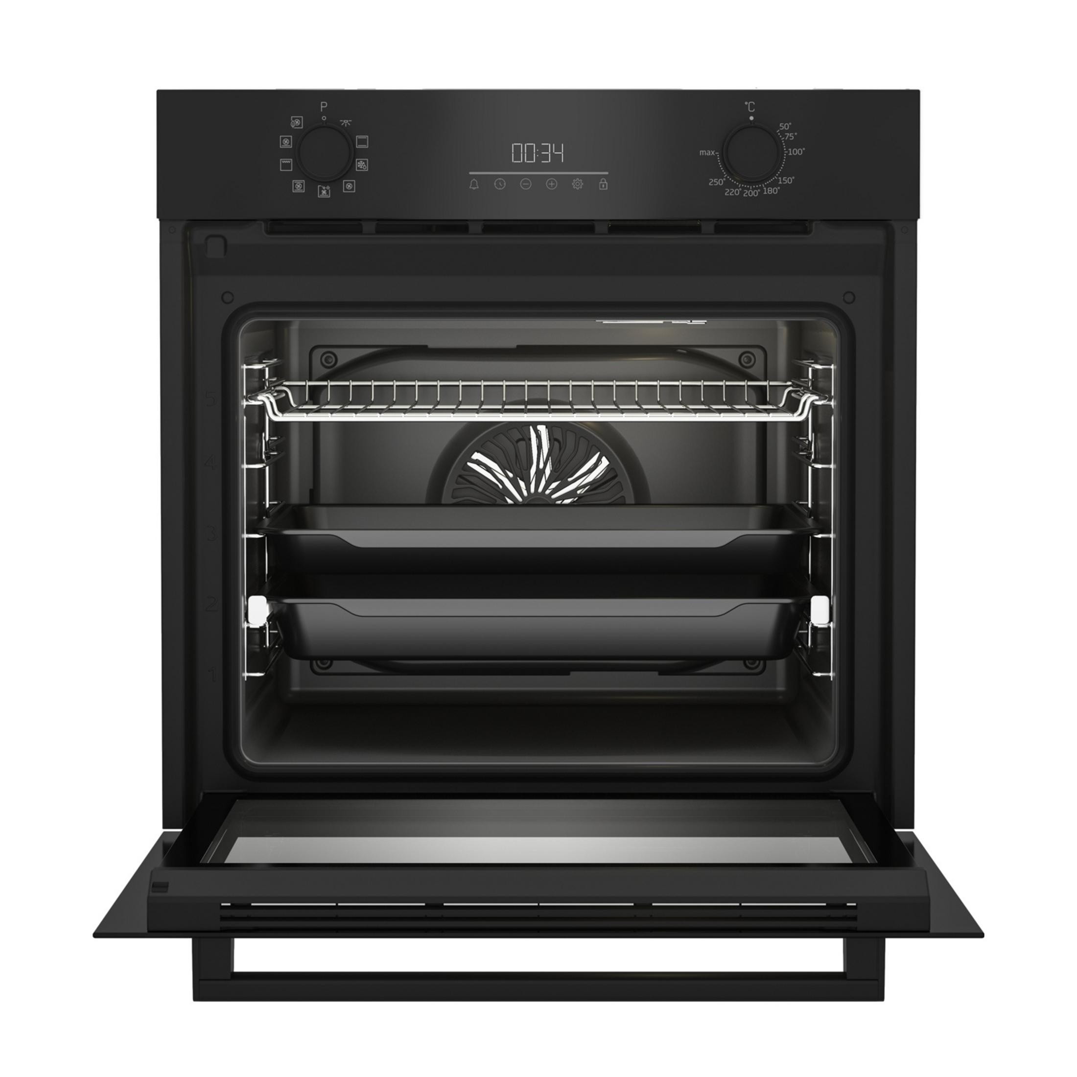 Un forno nero con porta aperta, mostra una griglia e due teglie.