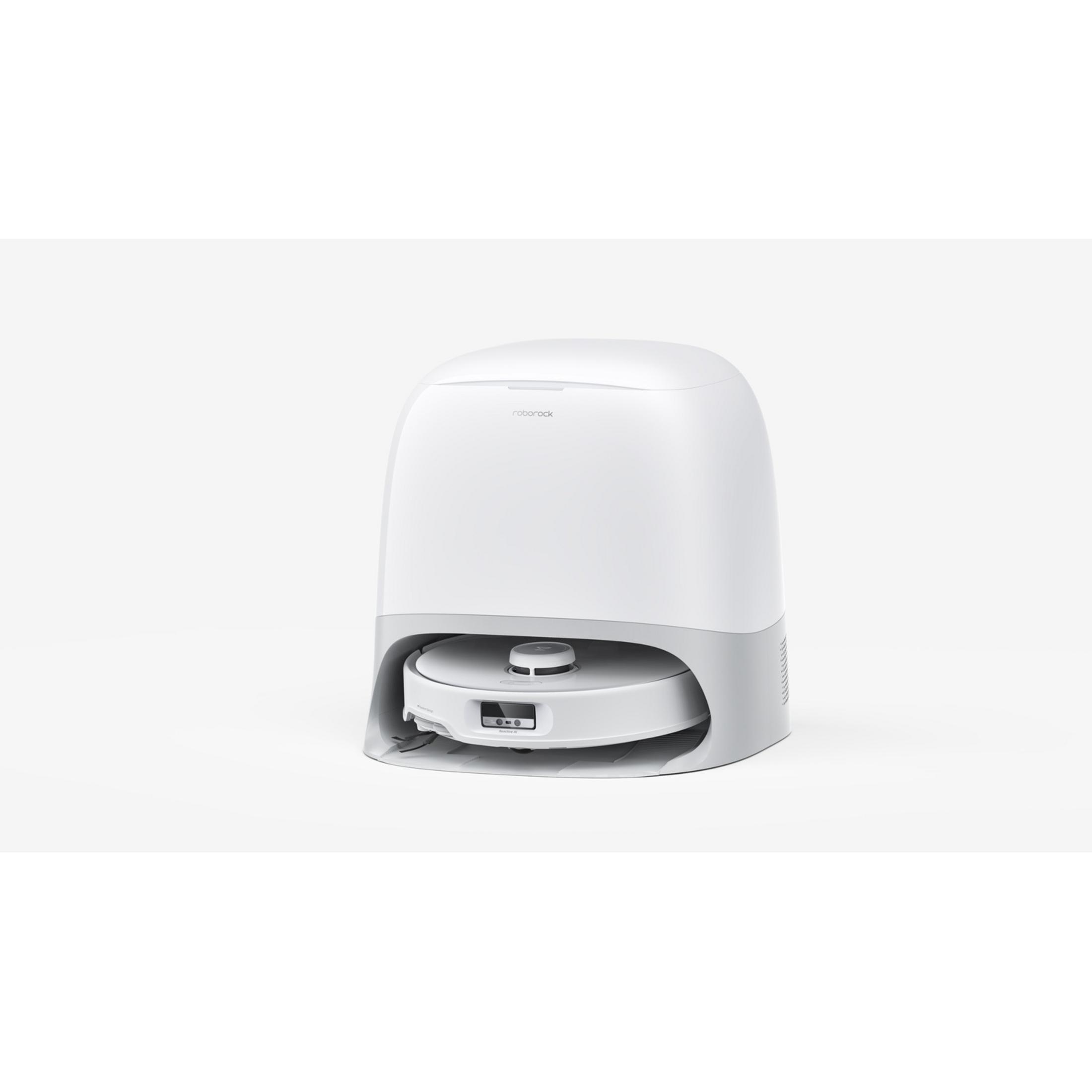Biały robot sprzątający ze stacją ładującą na białym tle.