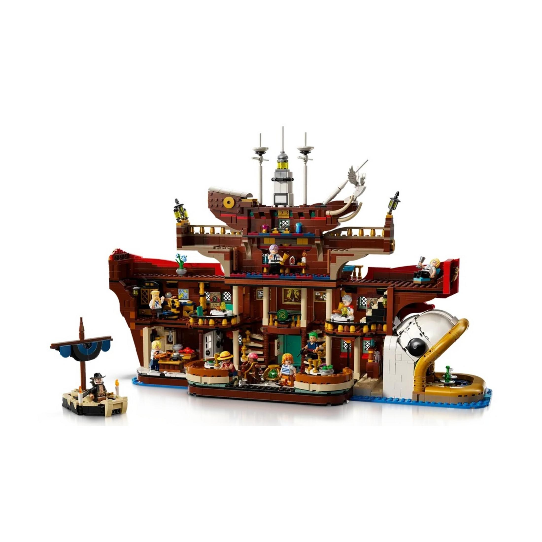 Una dettagliata nave pirata Lego con più livelli e figure.