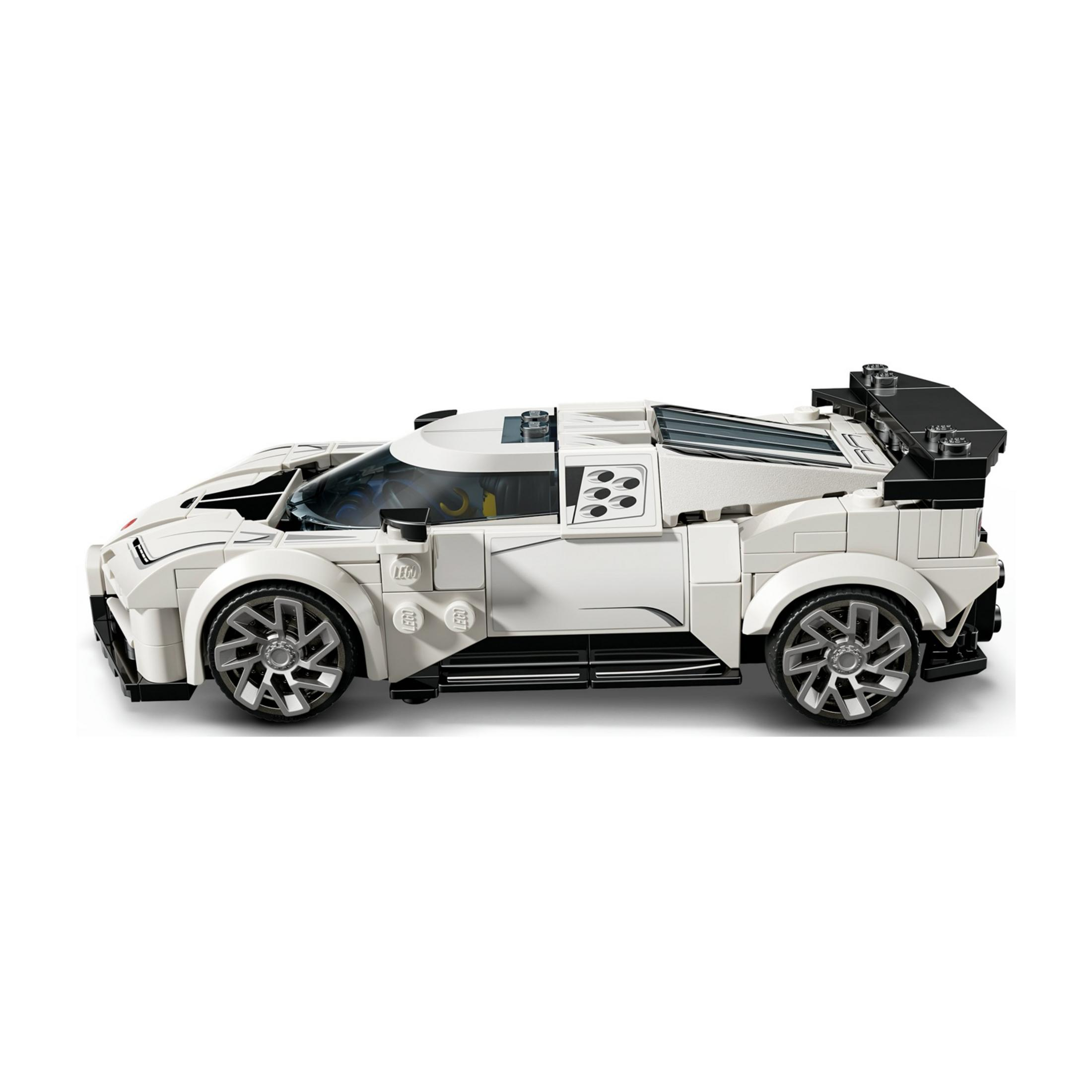 Biały sportowy samochód Lego z czarnym tylnym spojlerem i srebrnymi kołami.