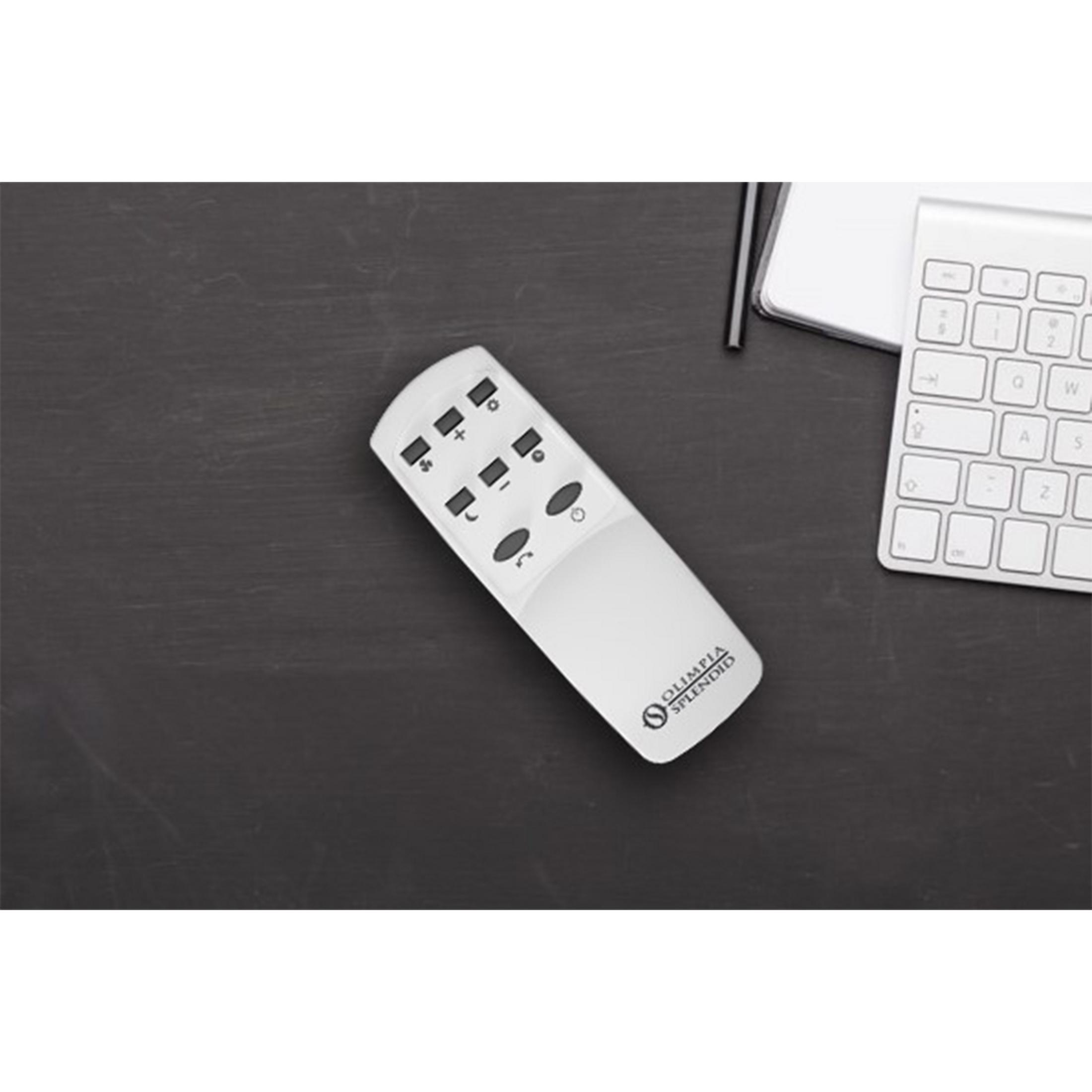Un telecomando bianco per condizionatore giace su una superficie scura accanto a una tastiera.