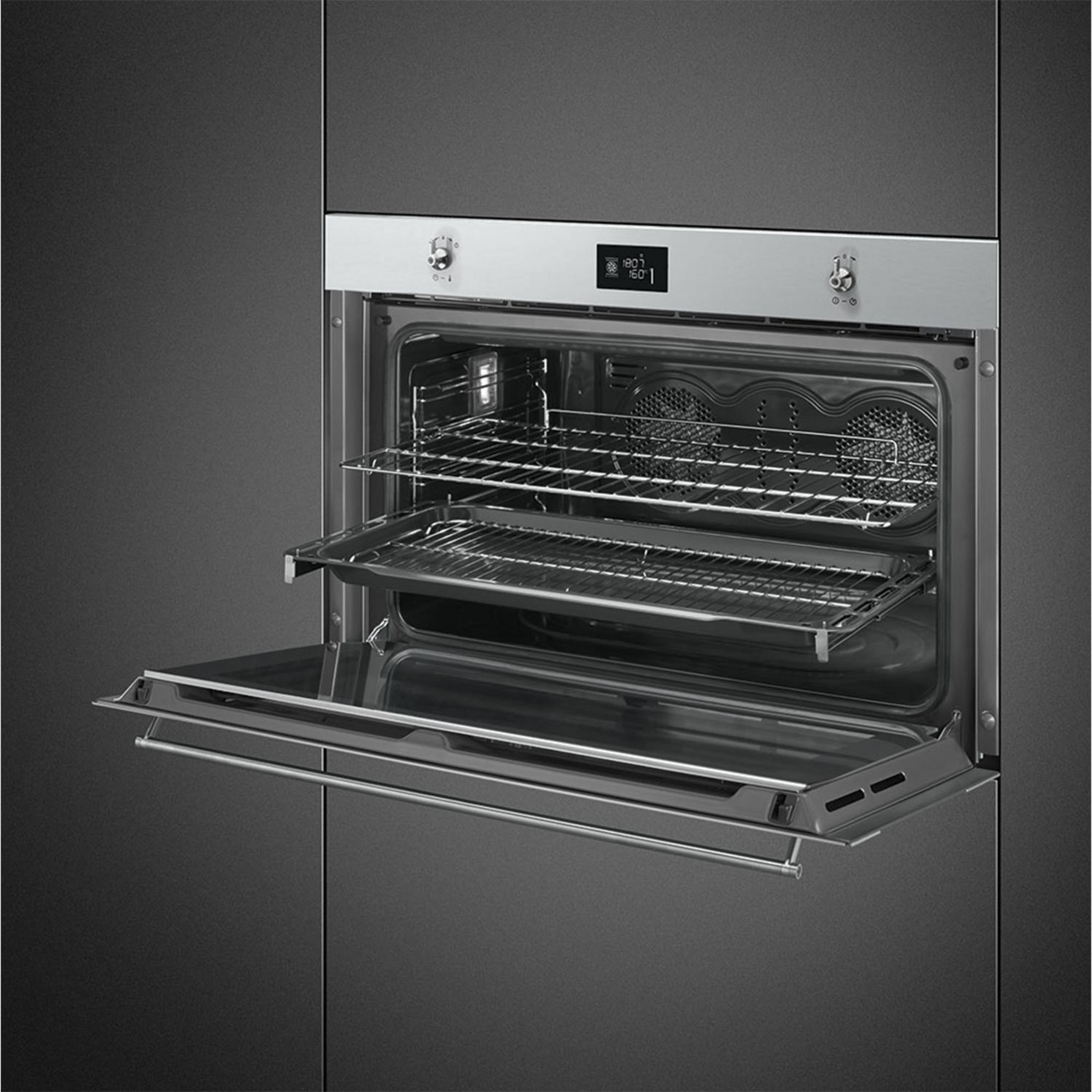 Un horno empotrado moderno con detalles de acero inoxidable, la puerta está abierta.
