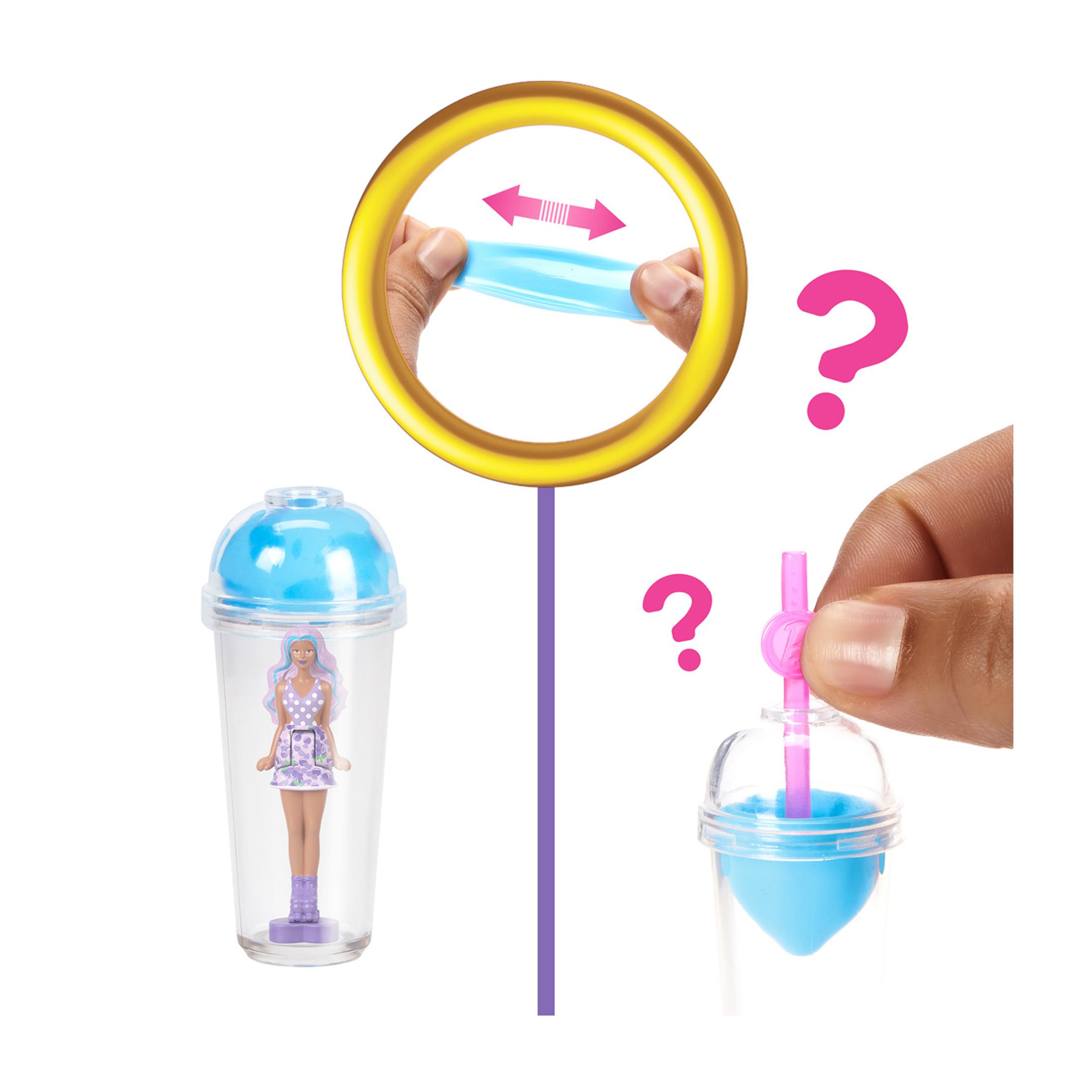 Barbie in abito viola in bicchiere. Mano tende nastro blu in anello dorato.