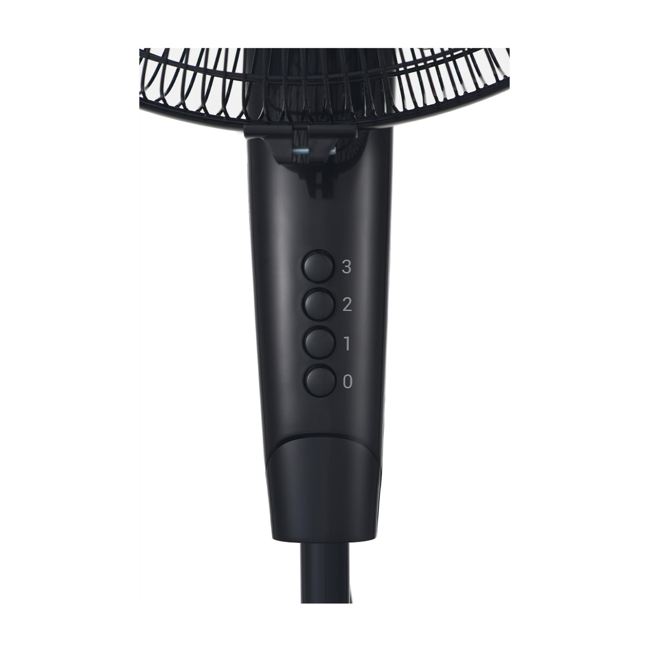 Czarny wentylator z czterema przyciskami sterowania: 0, 1, 2, 3.