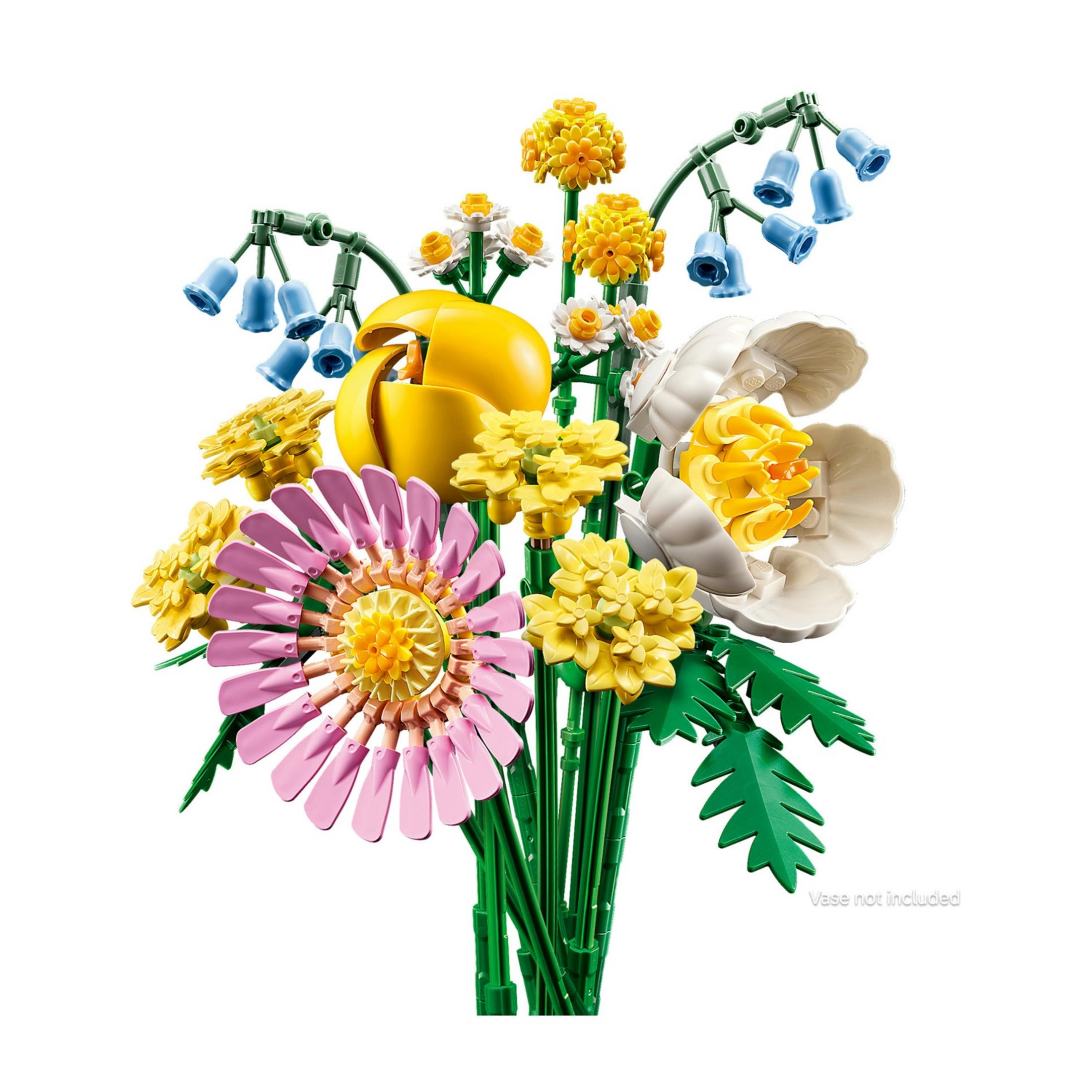 Bukiet kolorowych kwiatów LEGO w kolorach różowym, żółtym, białym i niebieskim z zielonymi łodygami.