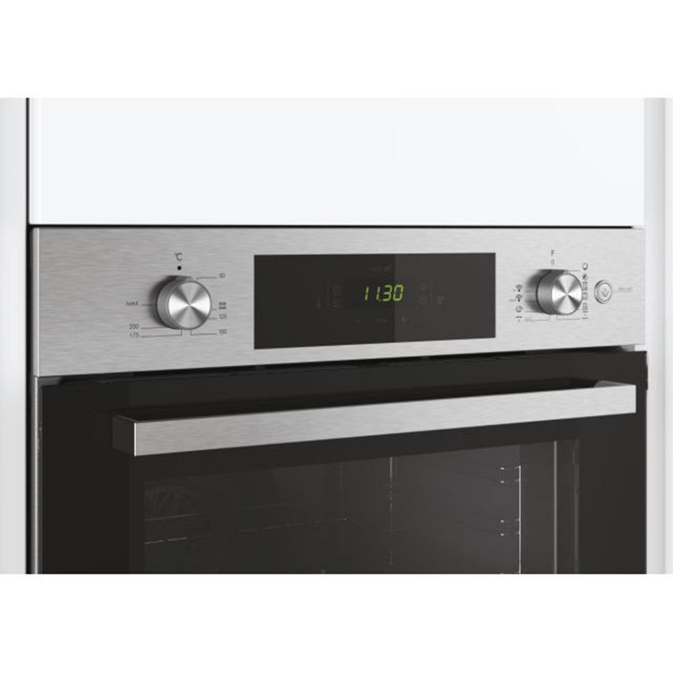 Un forno da incasso moderno con dettagli in acciaio inox e display digitale.