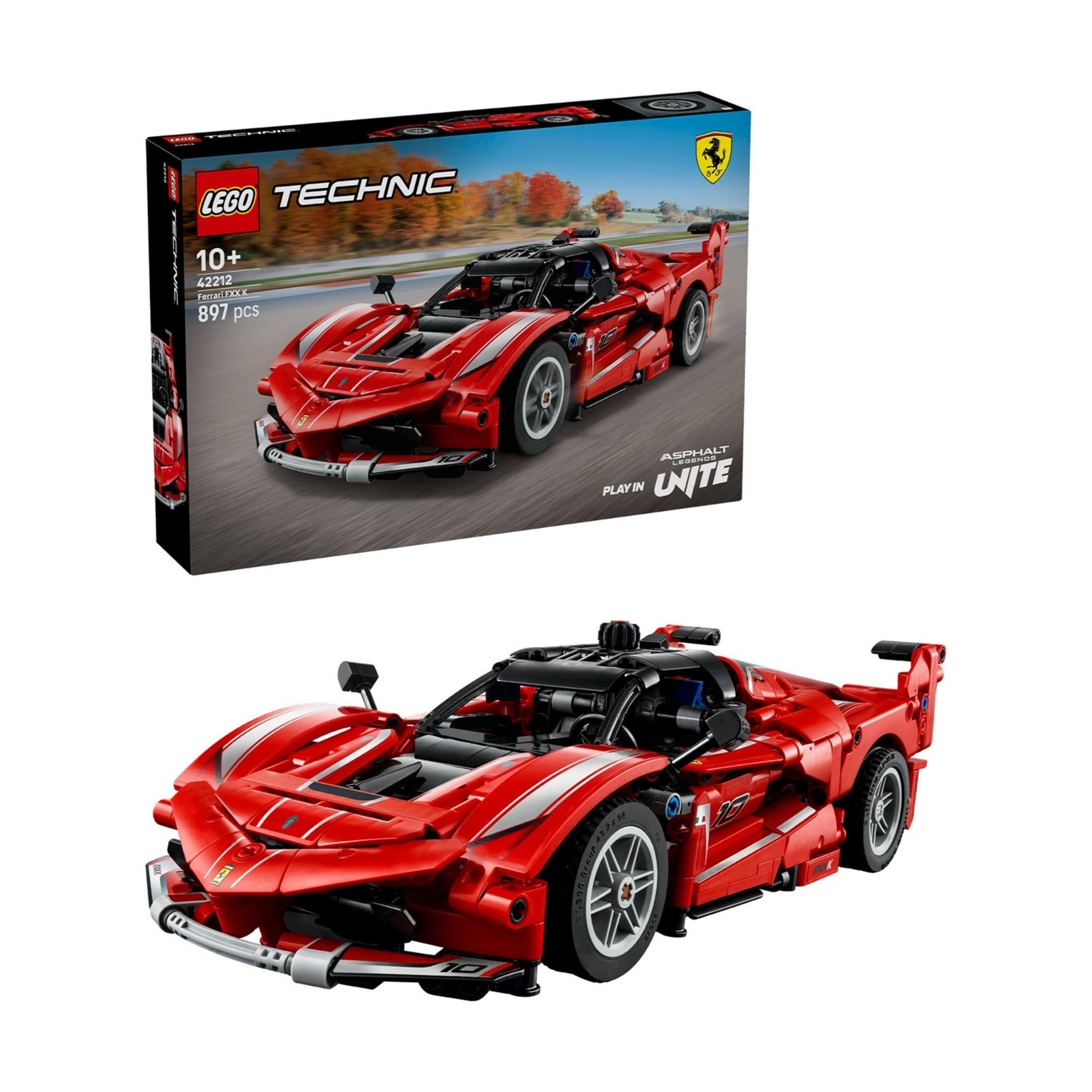 Czerwony model samochodu Lego Technic Ferrari FXX K z białym paskiem na desce rozdzielczej.