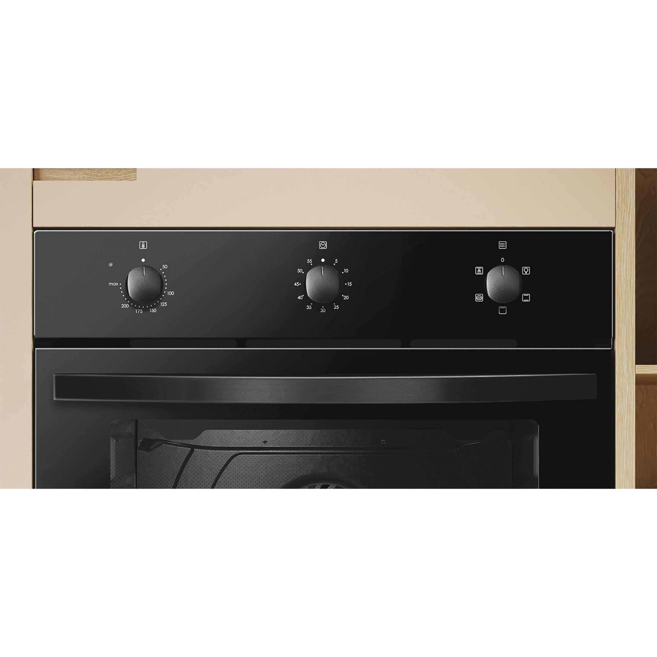 Un forno nero con tre manopole e simboli per diverse modalità di cottura.