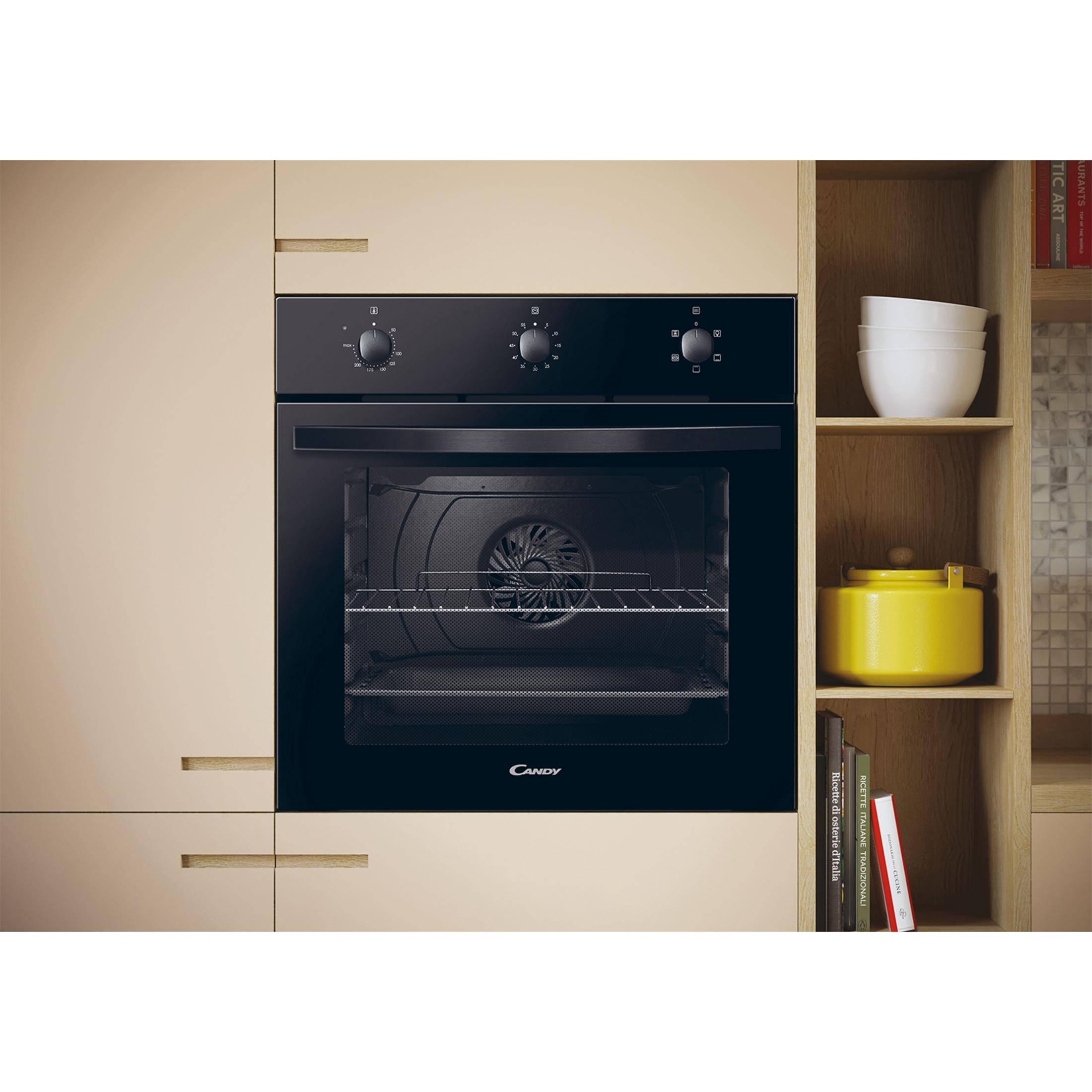 Un forno nero con manopole argentate in una base cucina beige.