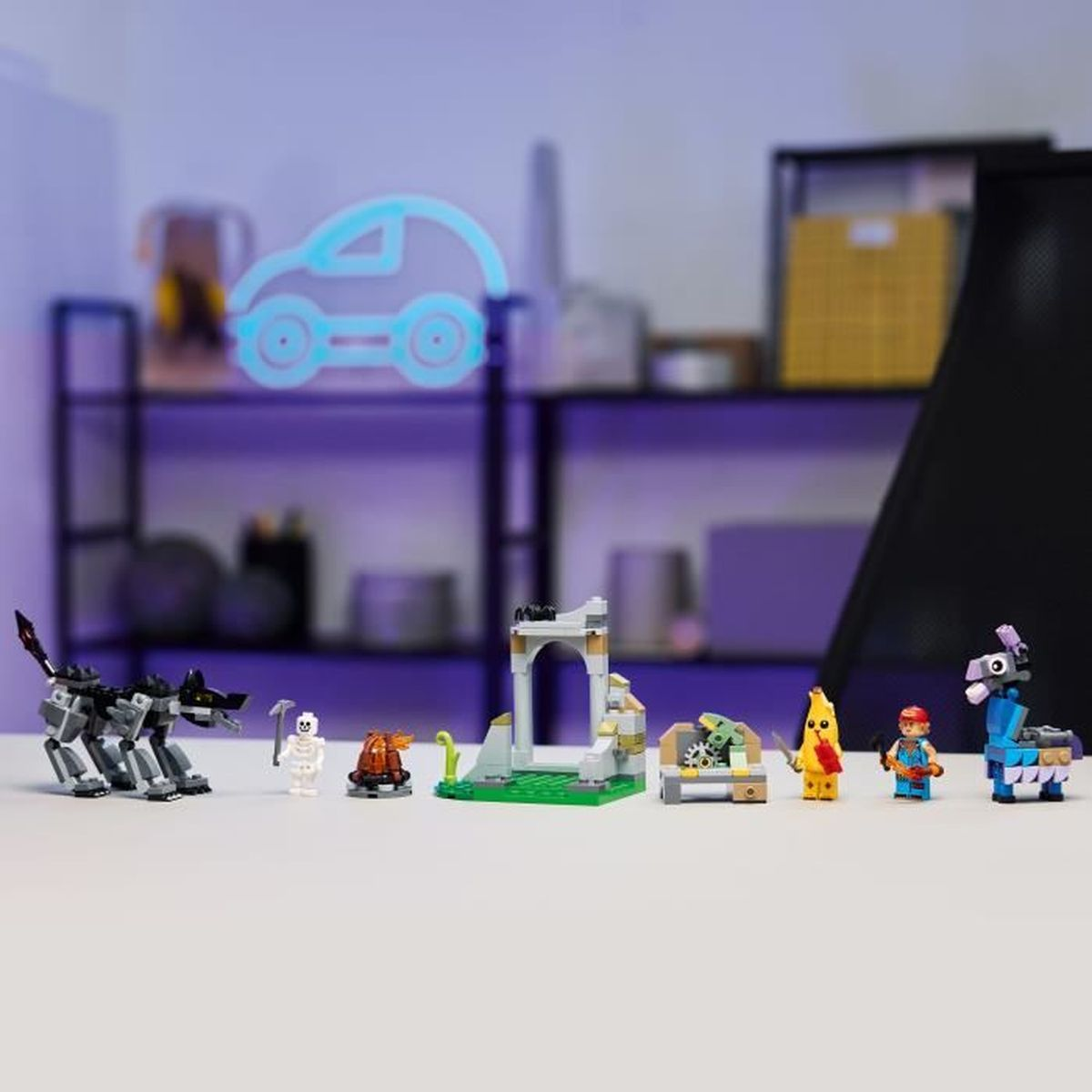 LEGO figürleri: köpek, iskelet, lama, muz adam ve harabeler.
