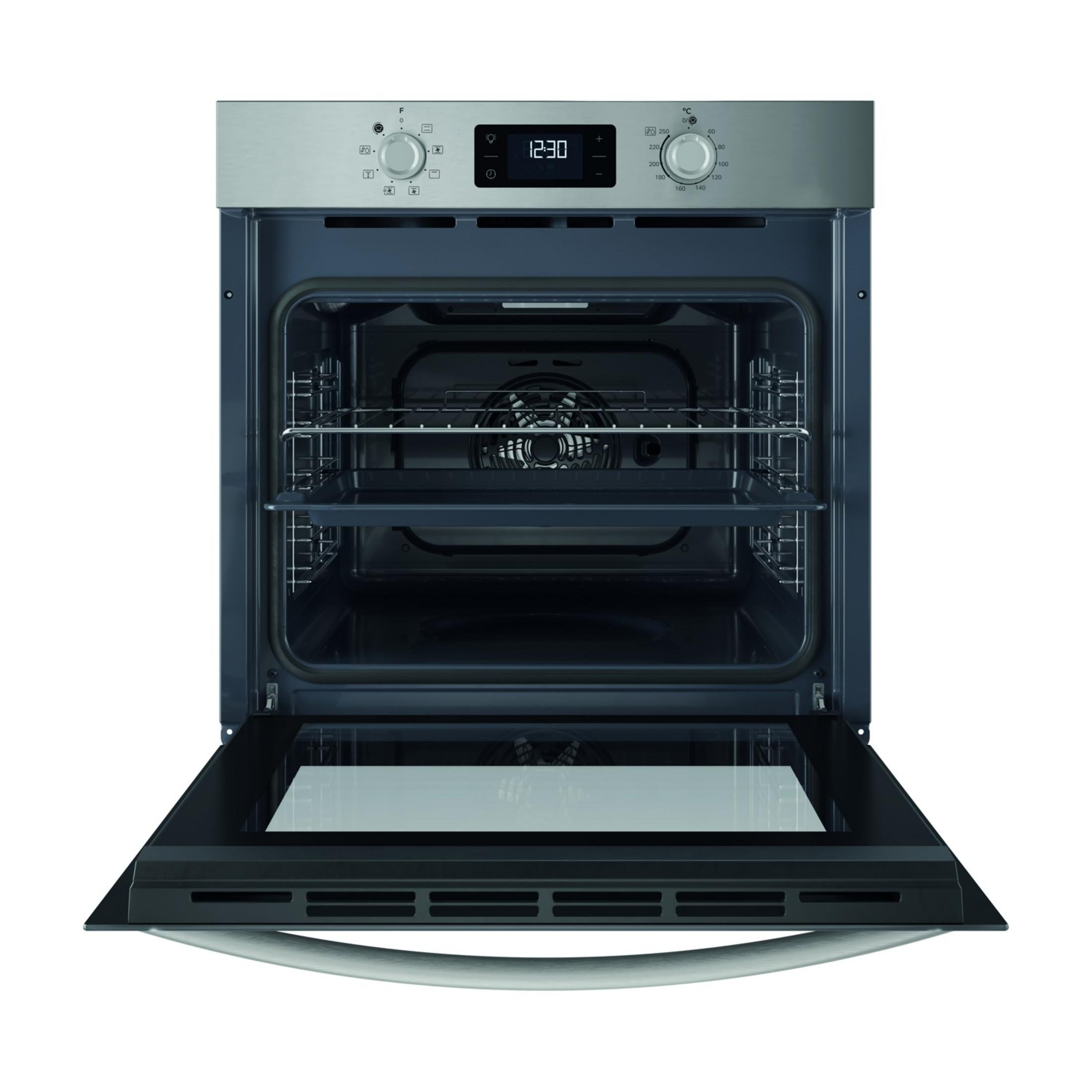 Nowoczesny piekarnik do zabudowy z srebrnym frontem i otwartymi drzwiami.