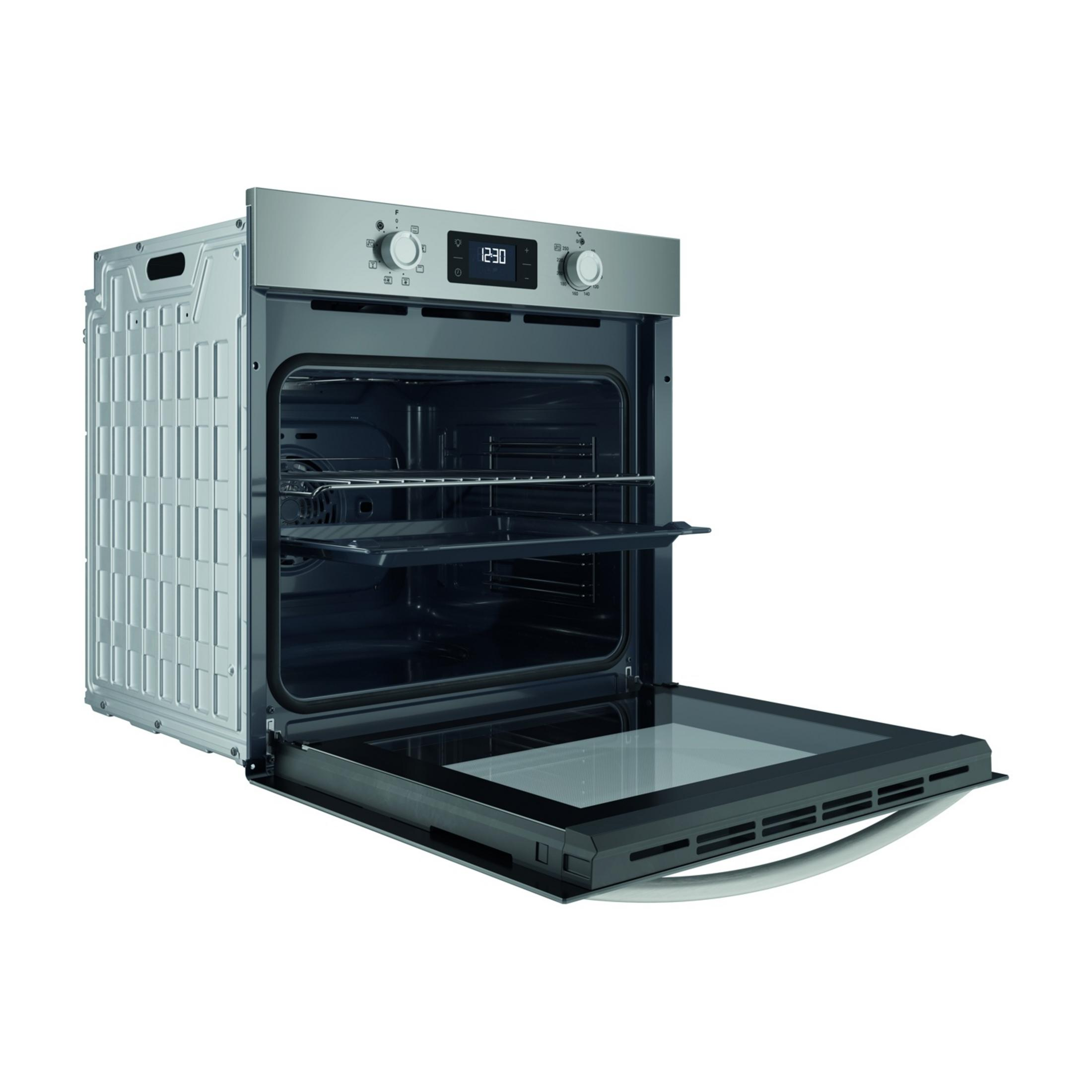 Srebrny piekarnik do zabudowy z otwartymi drzwiami, widoczne ruszty.