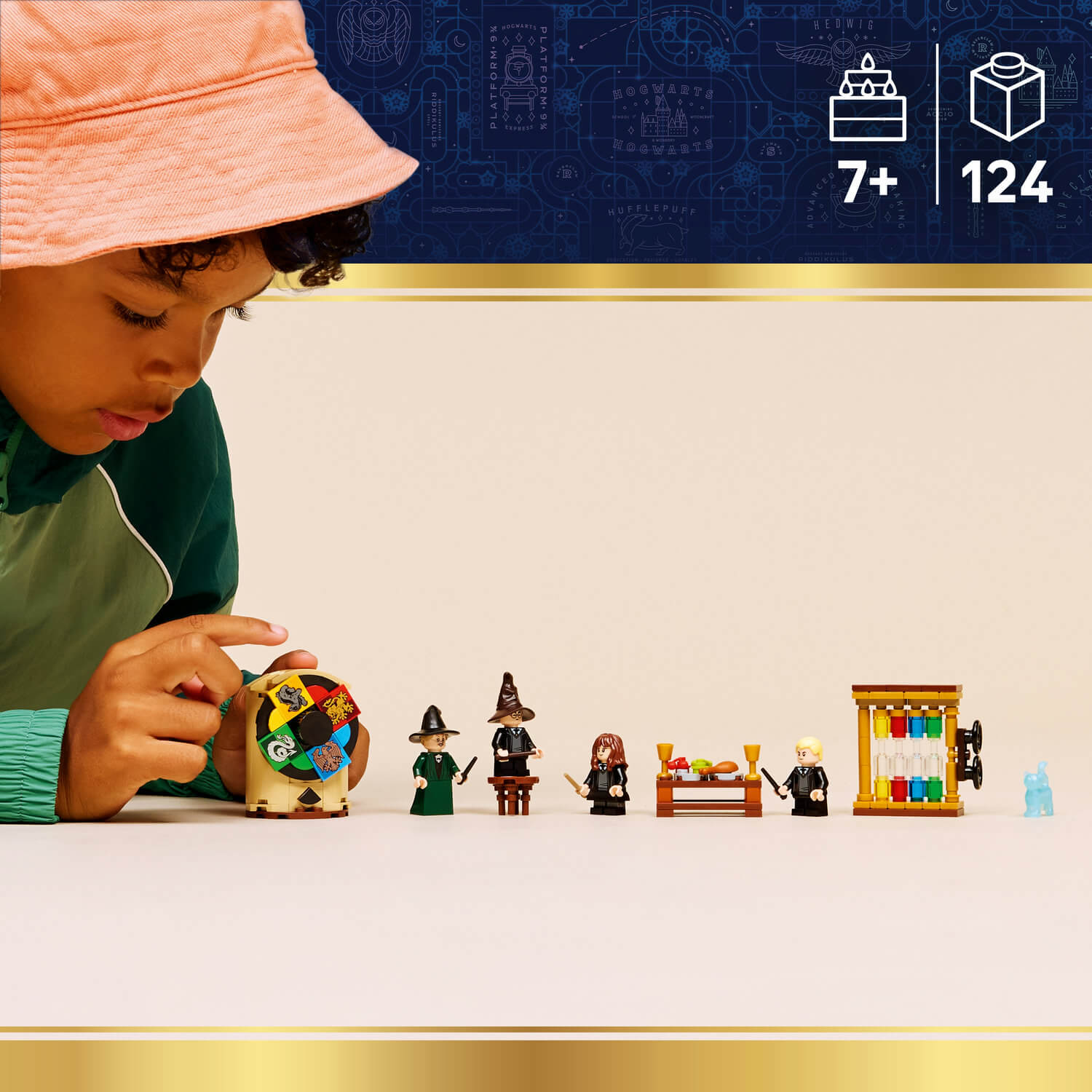 Bir çocuk Harry Potter LEGO figürleri ve ev arması çevirici ile oynuyor.