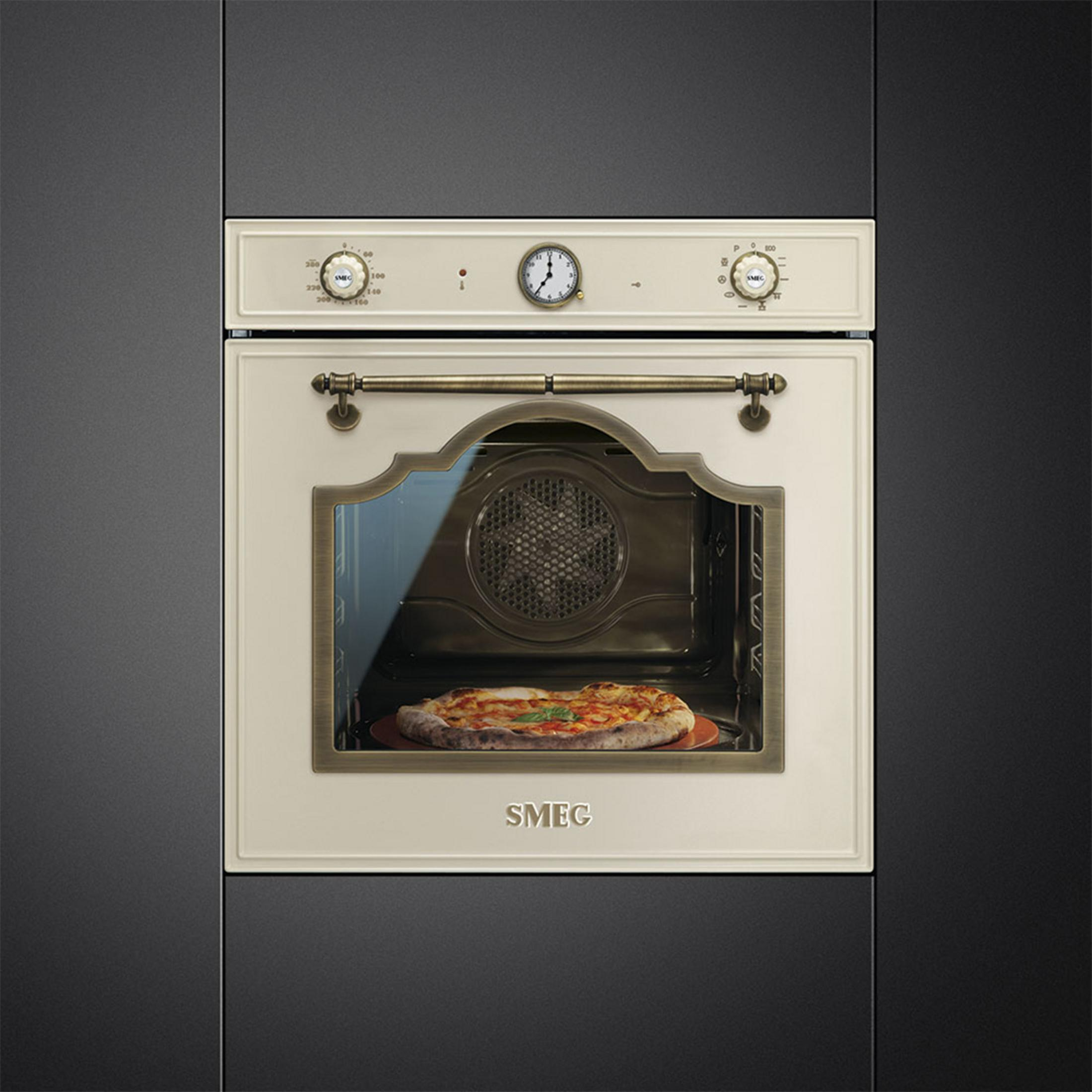 Un horno con una pizza dentro, con temporizador de reloj analógico y botones.