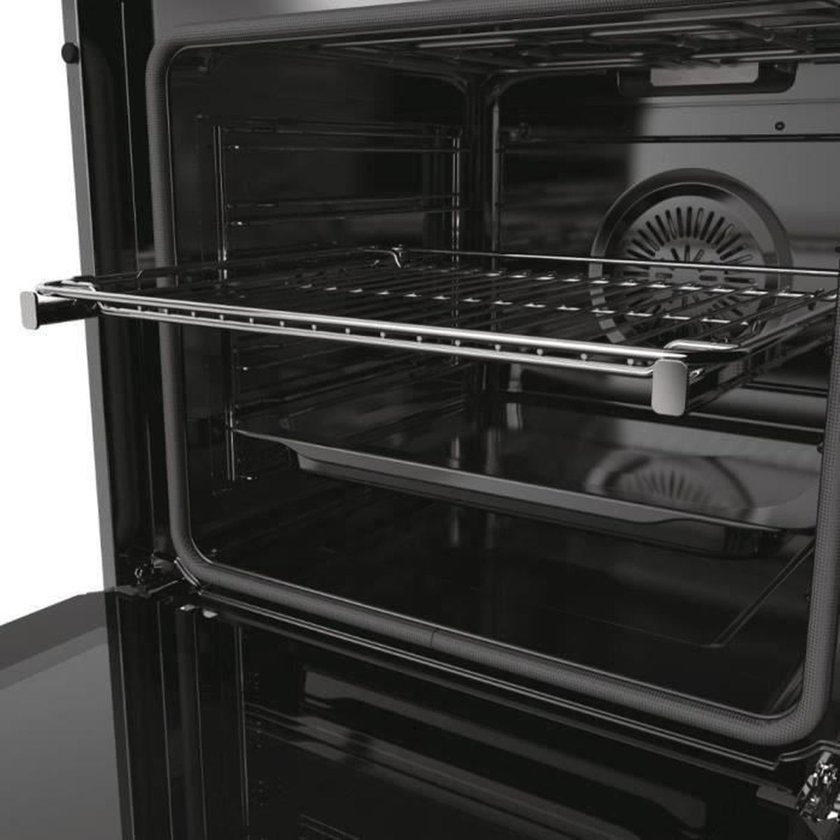Vista interna di un forno moderno con griglia estraibile e teglia.
