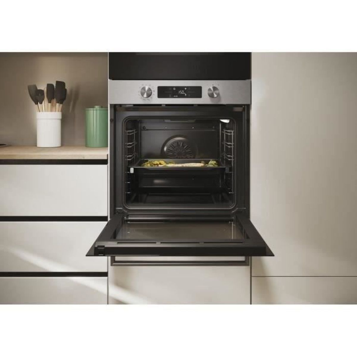 Un forno da incasso moderno con porta aperta, contenente una teglia con cibo.