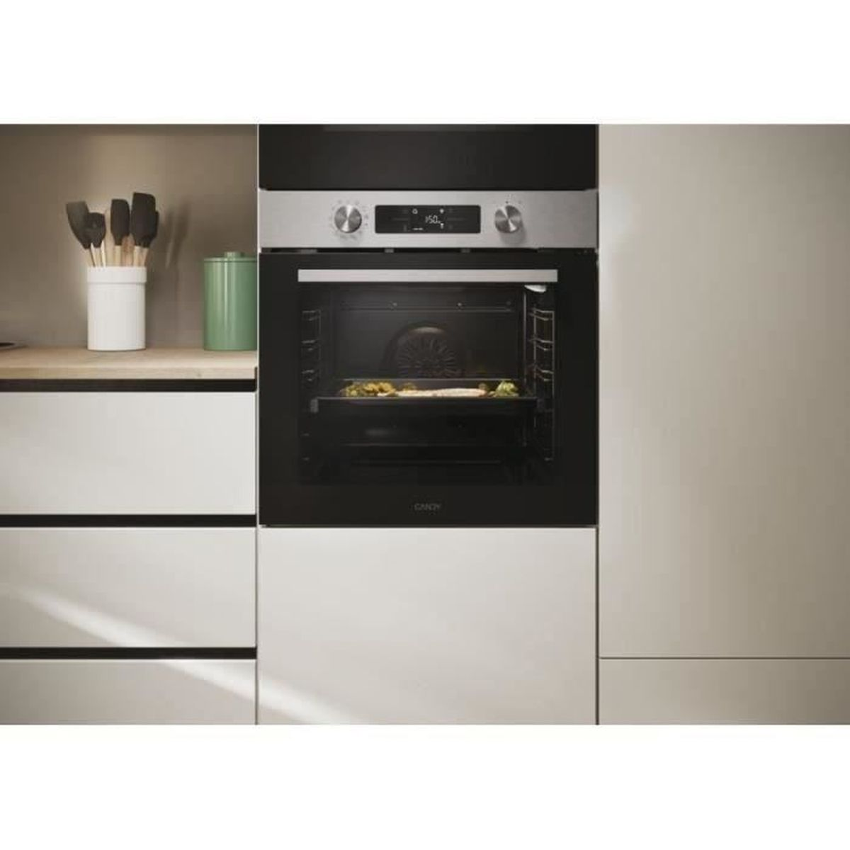 Un forno moderno con sportello aperto, che cuoce un piatto.